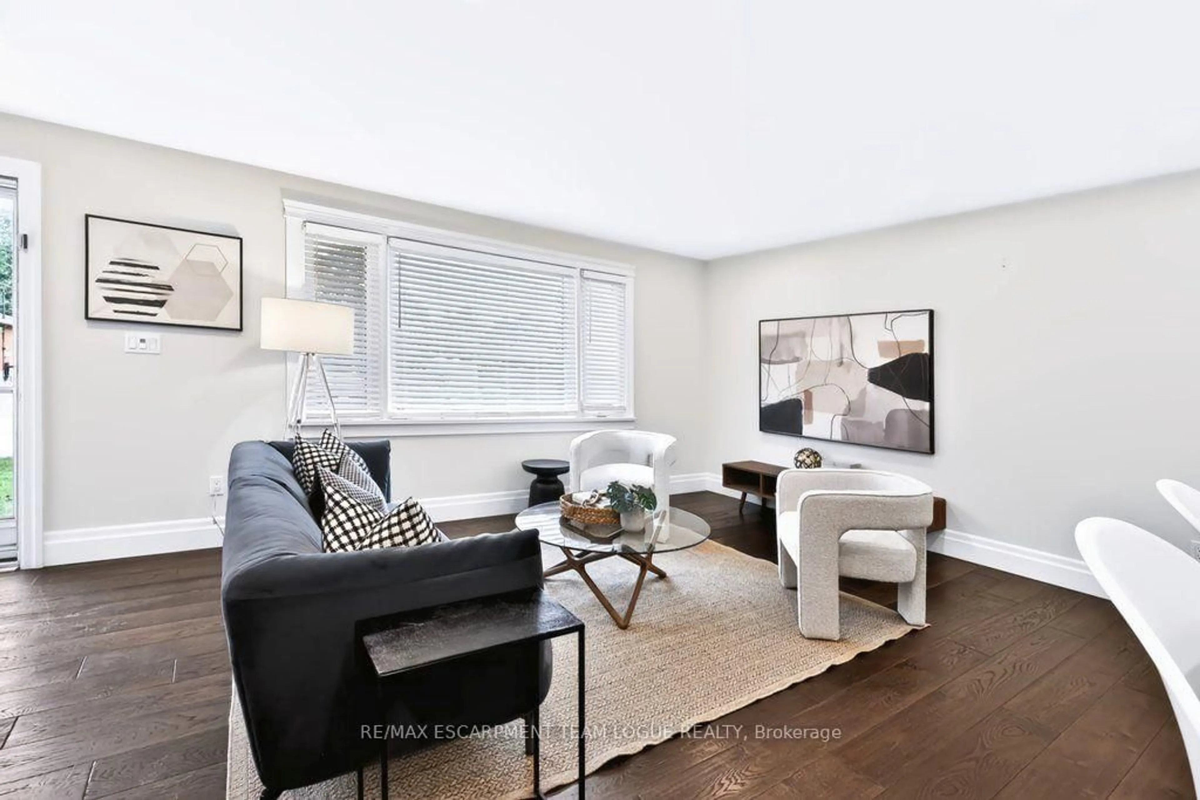 Living room with furniture, unknown for 1078 DALEWOOD Ave, Burlington Ontario L7T 2K9