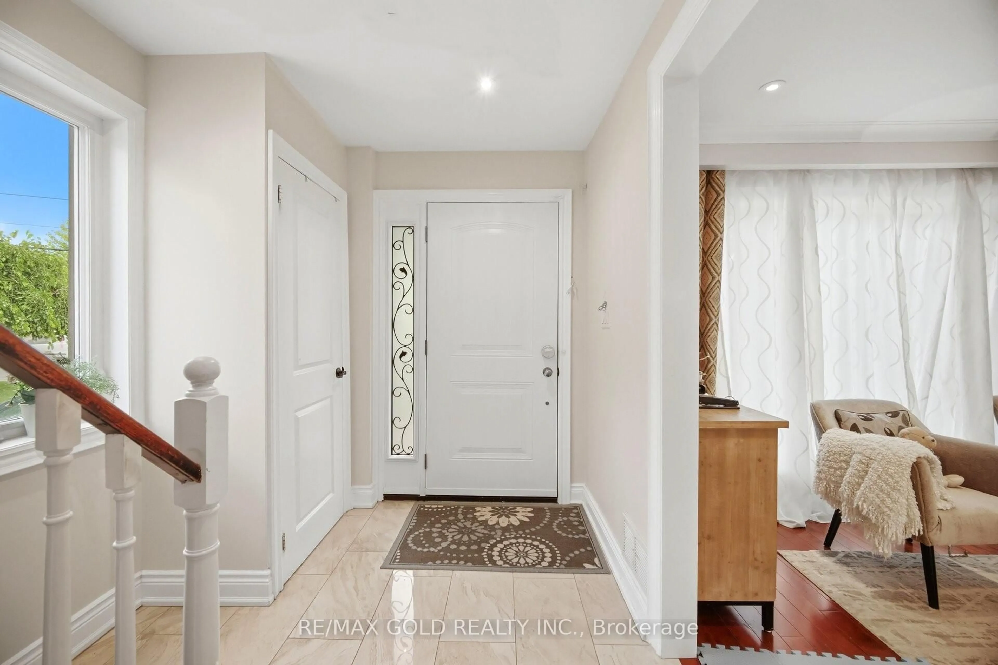 Indoor entryway for 352 Maple Leaf Dr, Toronto Ontario M6L 1P6