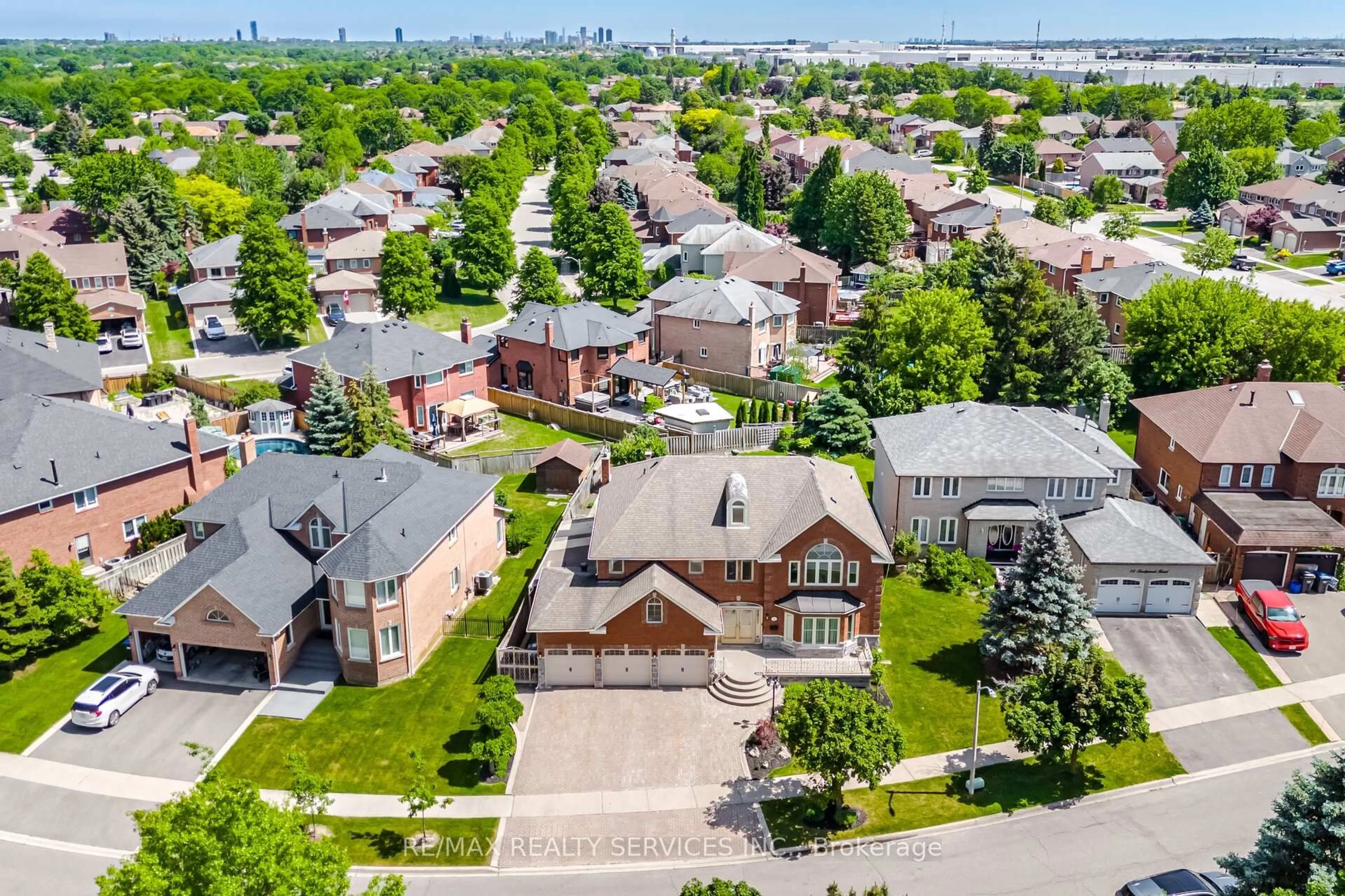 A pic from outside/outdoor area/front of a property/back of a property/a pic from drone, street for 36 Shadywood Rd, Brampton Ontario L6Z 4M1