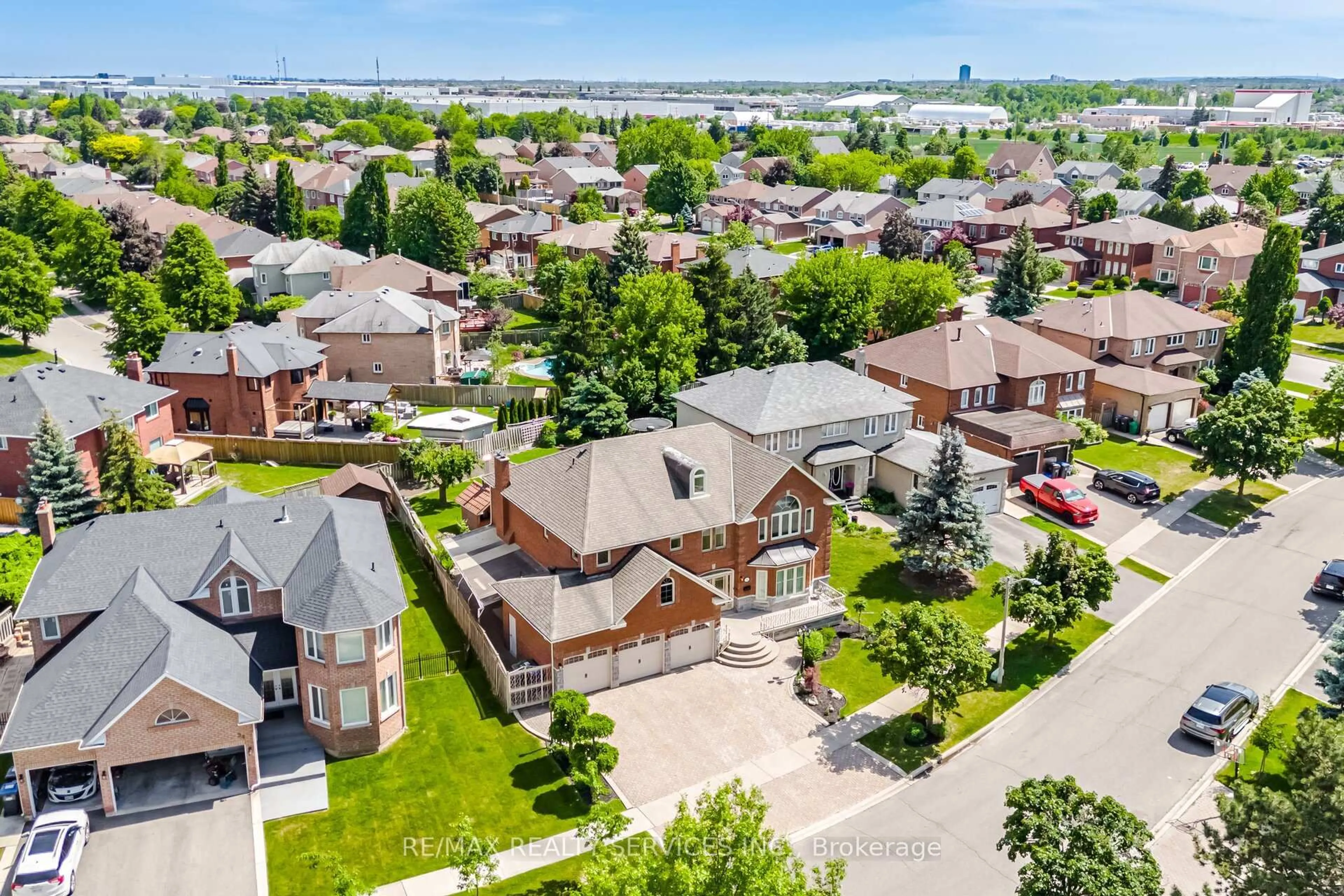 A pic from outside/outdoor area/front of a property/back of a property/a pic from drone, street for 36 Shadywood Rd, Brampton Ontario L6Z 4M1