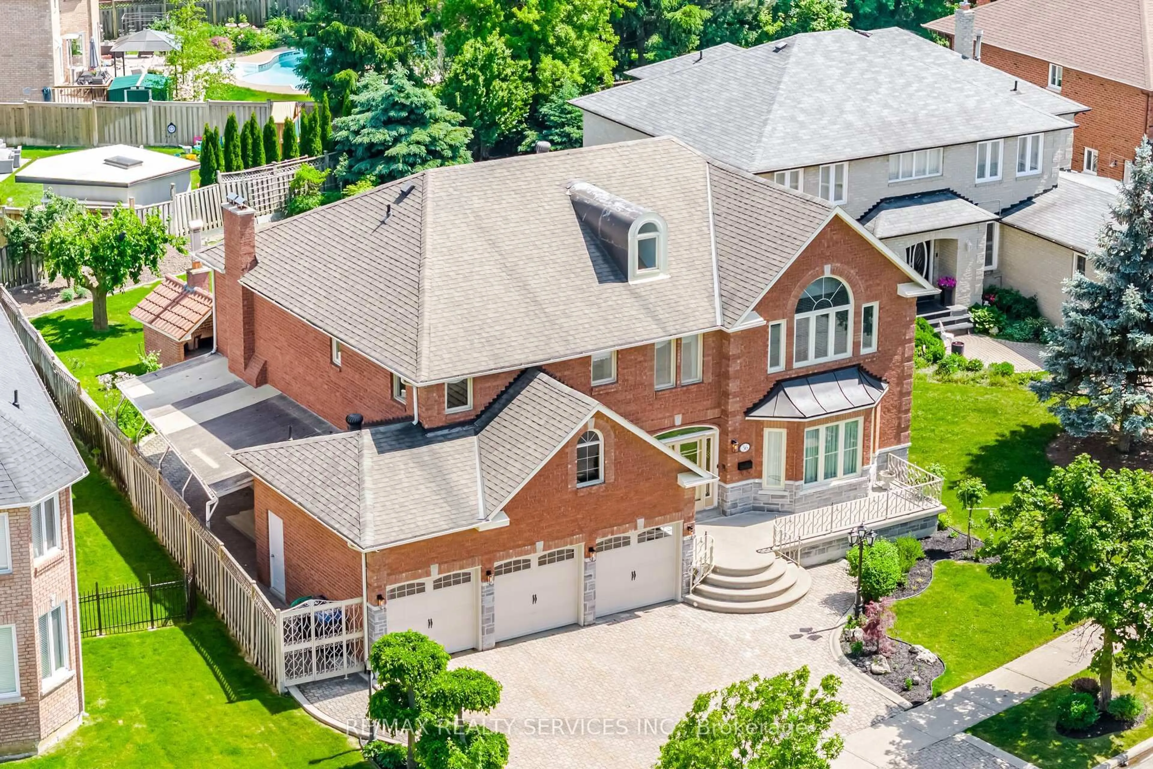 A pic from outside/outdoor area/front of a property/back of a property/a pic from drone, unknown for 36 Shadywood Rd, Brampton Ontario L6Z 4M1