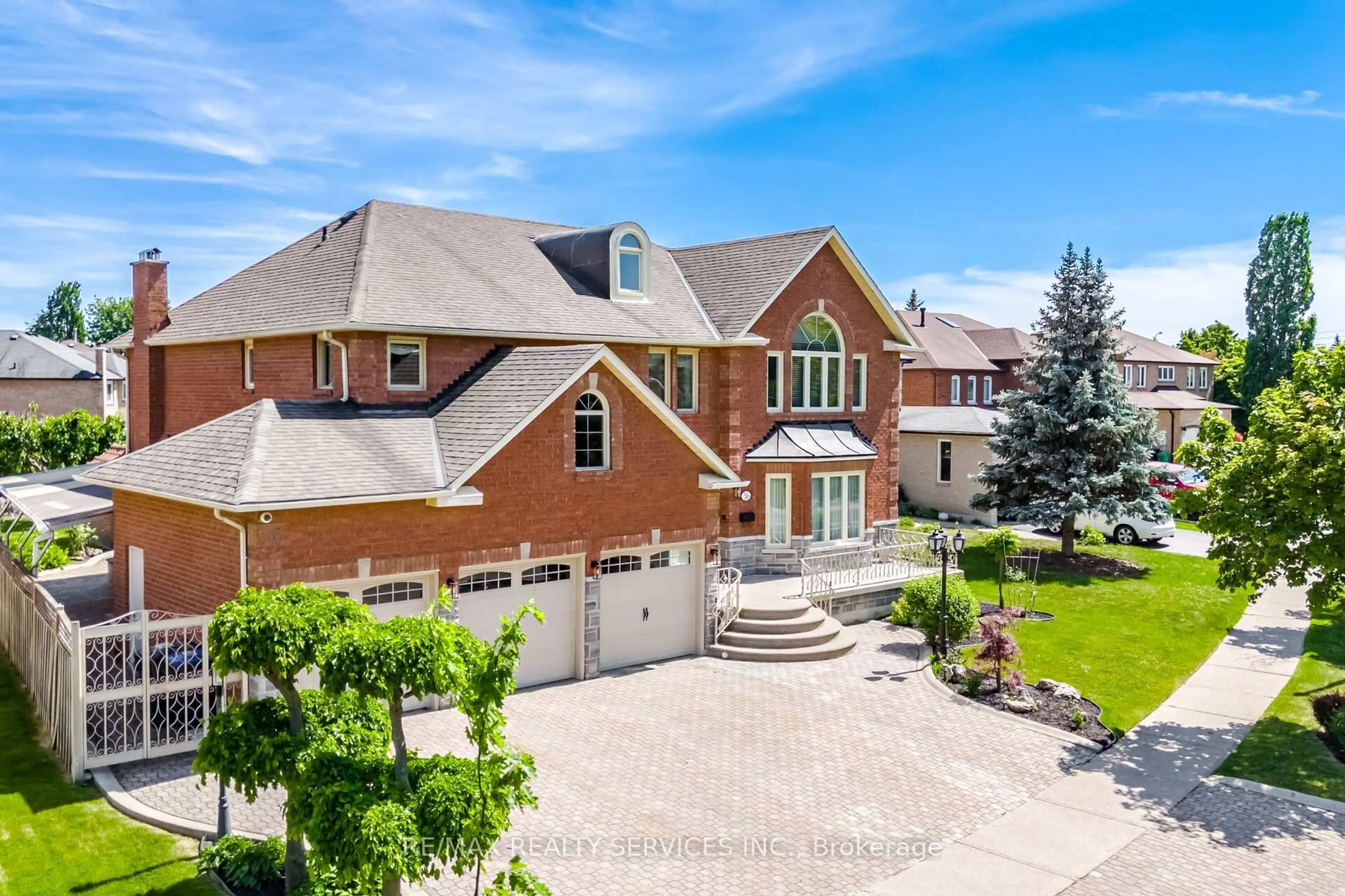 A pic from outside/outdoor area/front of a property/back of a property/a pic from drone, street for 36 Shadywood Rd, Brampton Ontario L6Z 4M1
