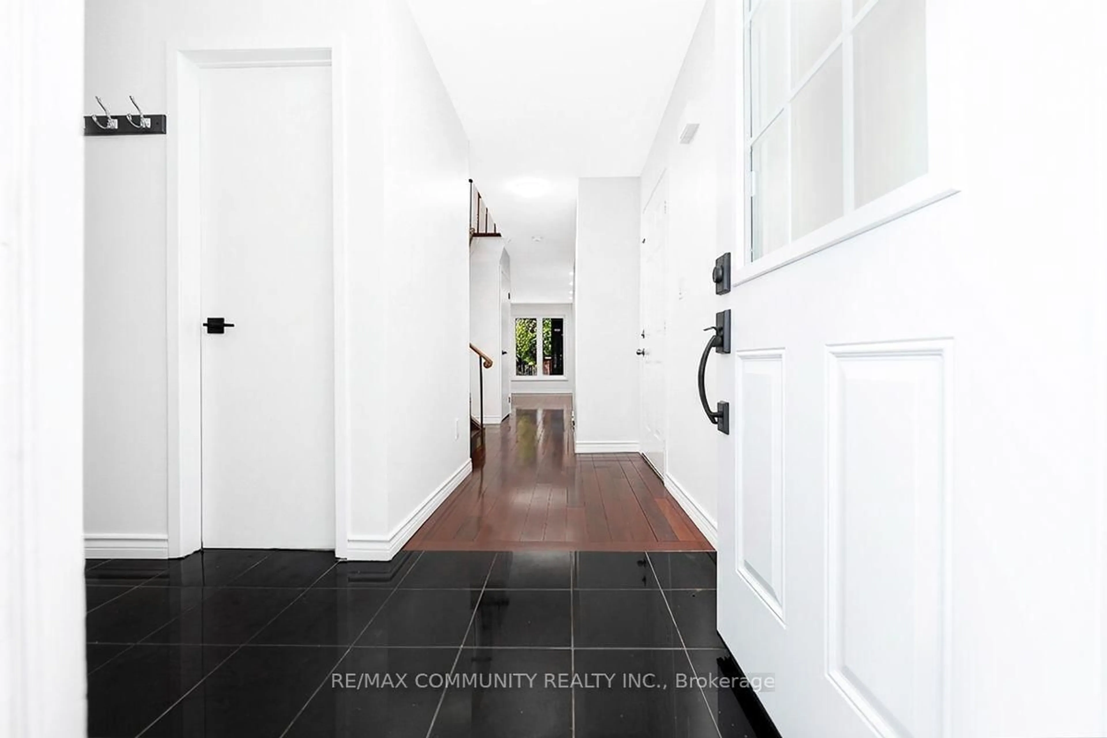 Indoor entryway for 4066 Bishopstoke Lane, Mississauga Ontario L4Z 1M6