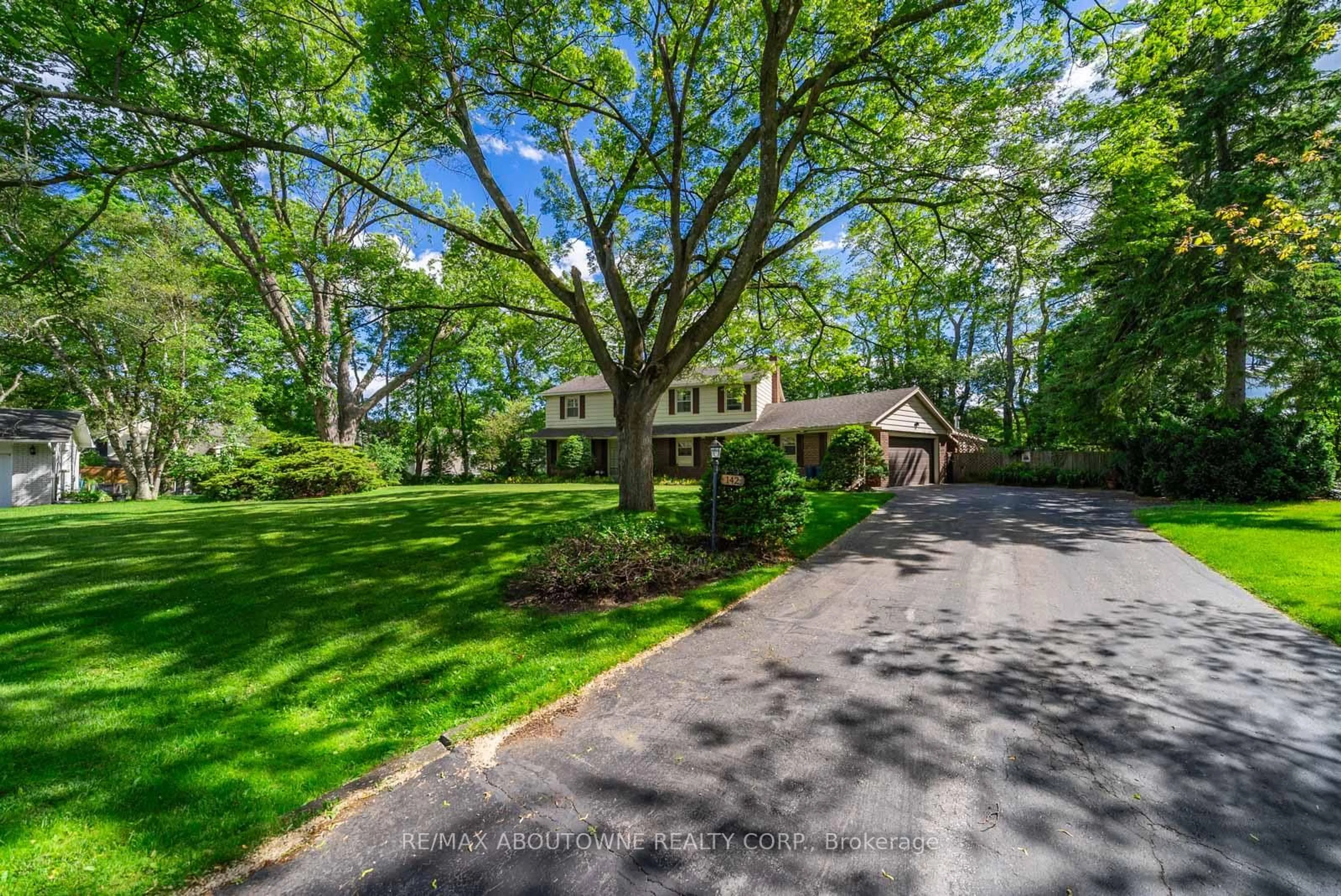 A pic from outside/outdoor area/front of a property/back of a property/a pic from drone, street for 142 Abbey Crt, Oakville Ontario L6J 4L1
