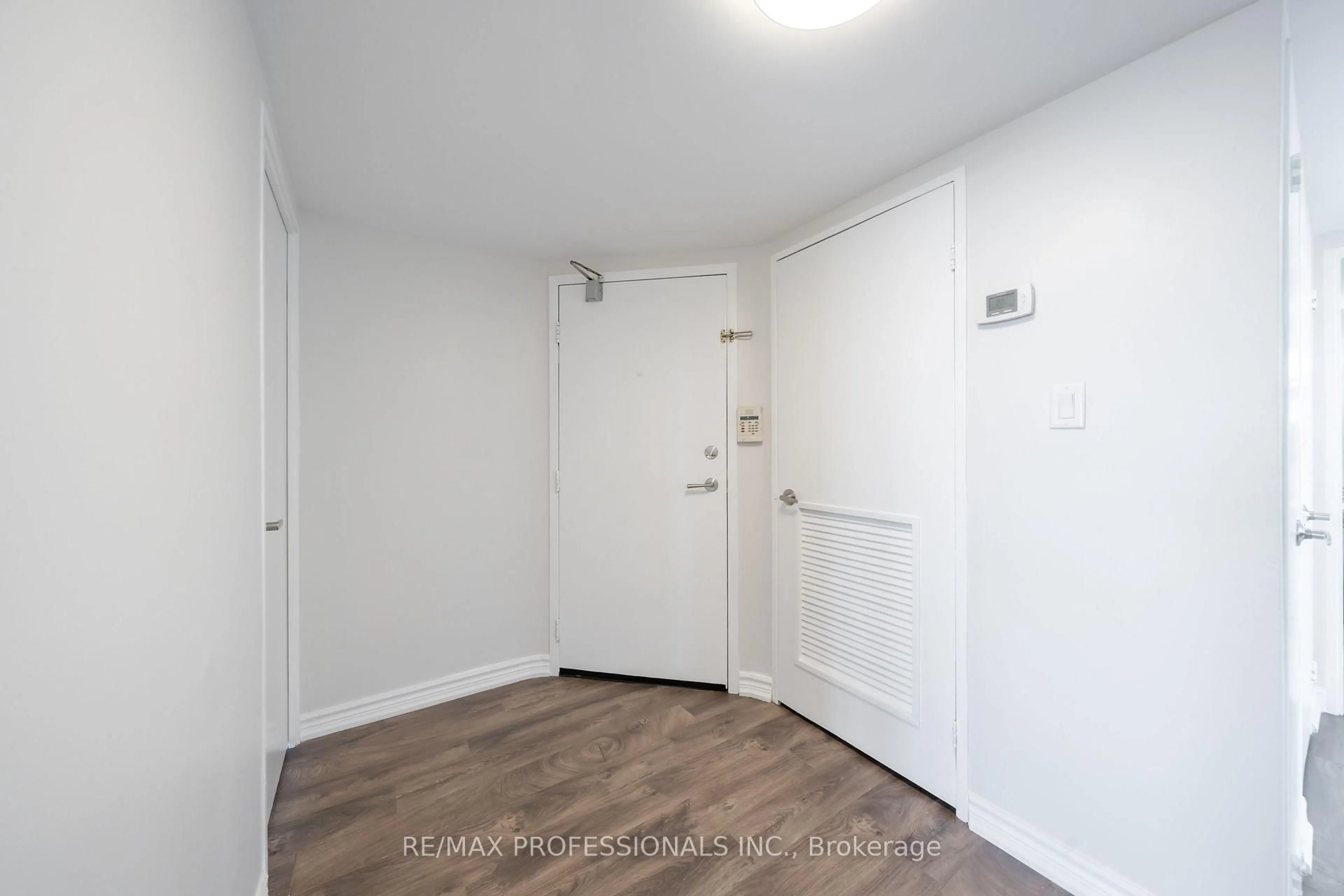 Indoor entryway for 1333 Bloor St #1204, Mississauga Ontario L4Y 3T6
