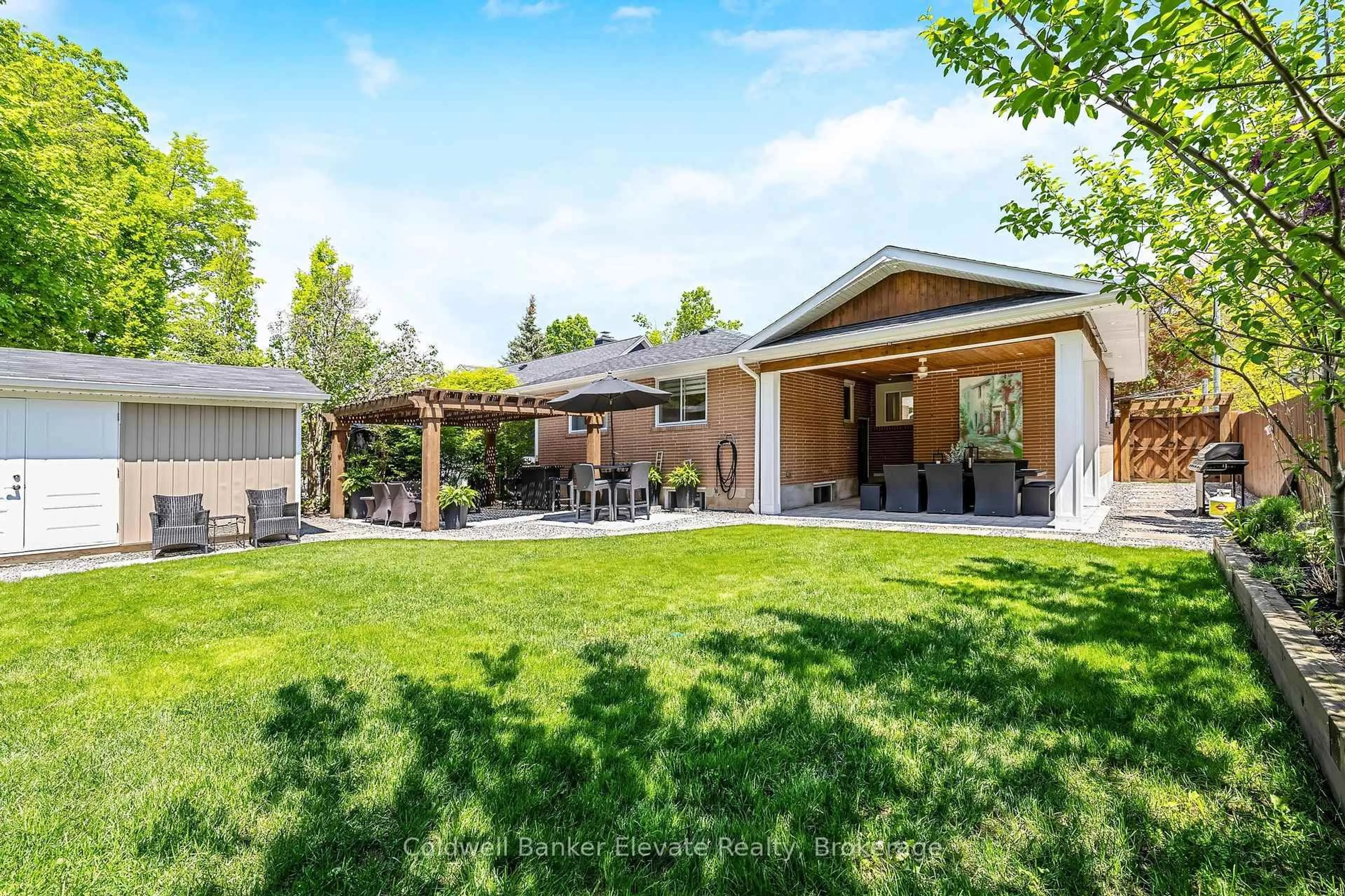 A pic from outside/outdoor area/front of a property/back of a property/a pic from drone, unknown for 21 Market St, Halton Hills Ontario L7G 3B9