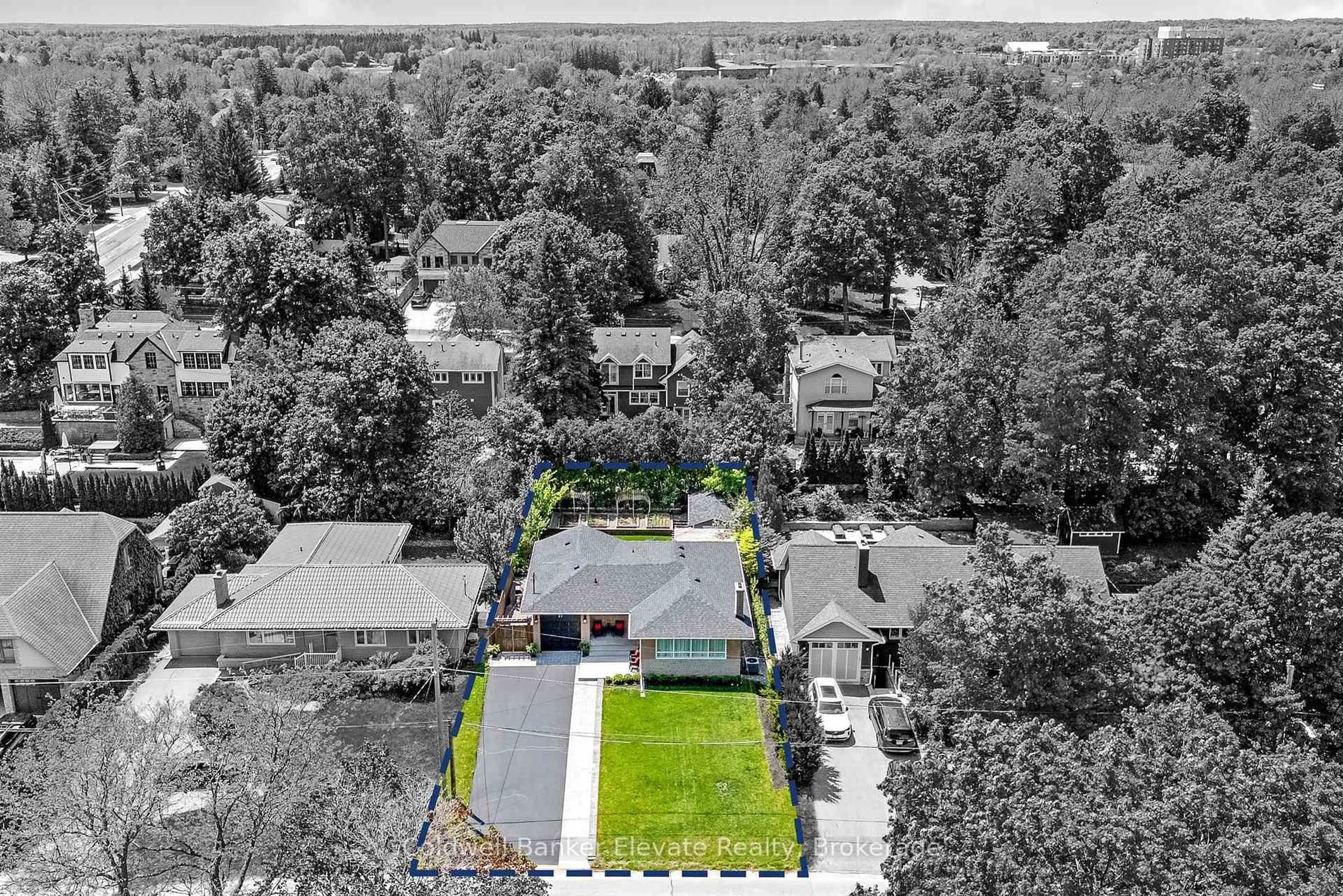 A pic from outside/outdoor area/front of a property/back of a property/a pic from drone, street for 21 Market St, Halton Hills Ontario L7G 3B9