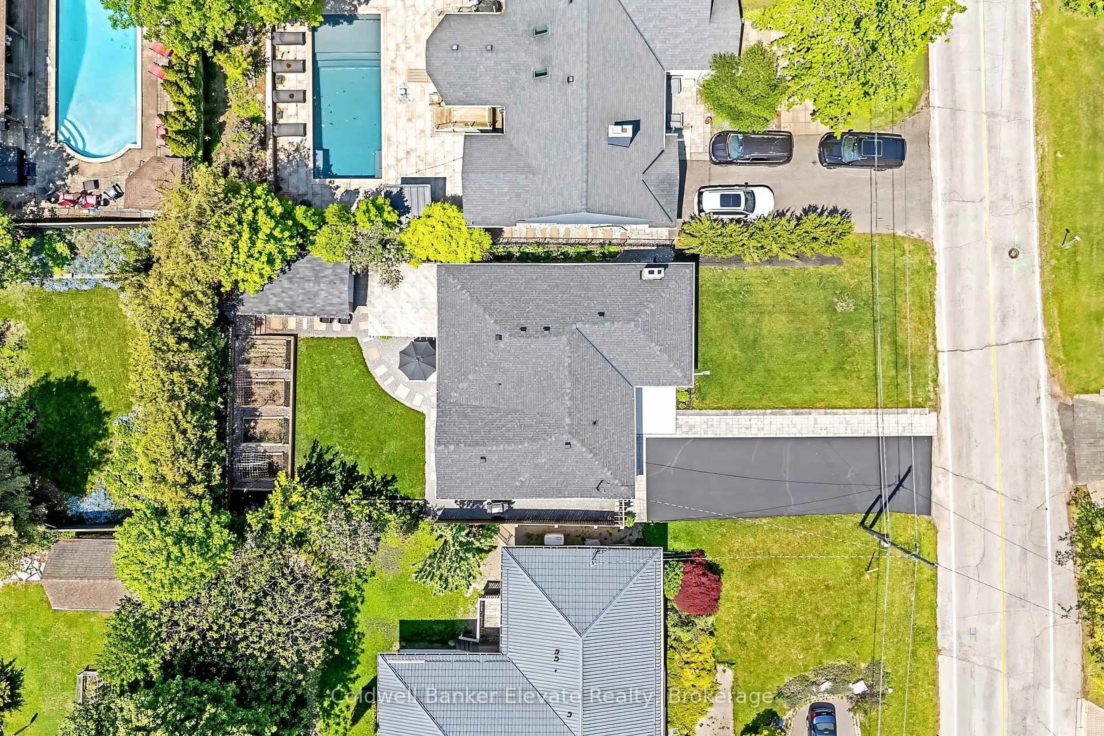 A pic from outside/outdoor area/front of a property/back of a property/a pic from drone, street for 21 Market St, Halton Hills Ontario L7G 3B9
