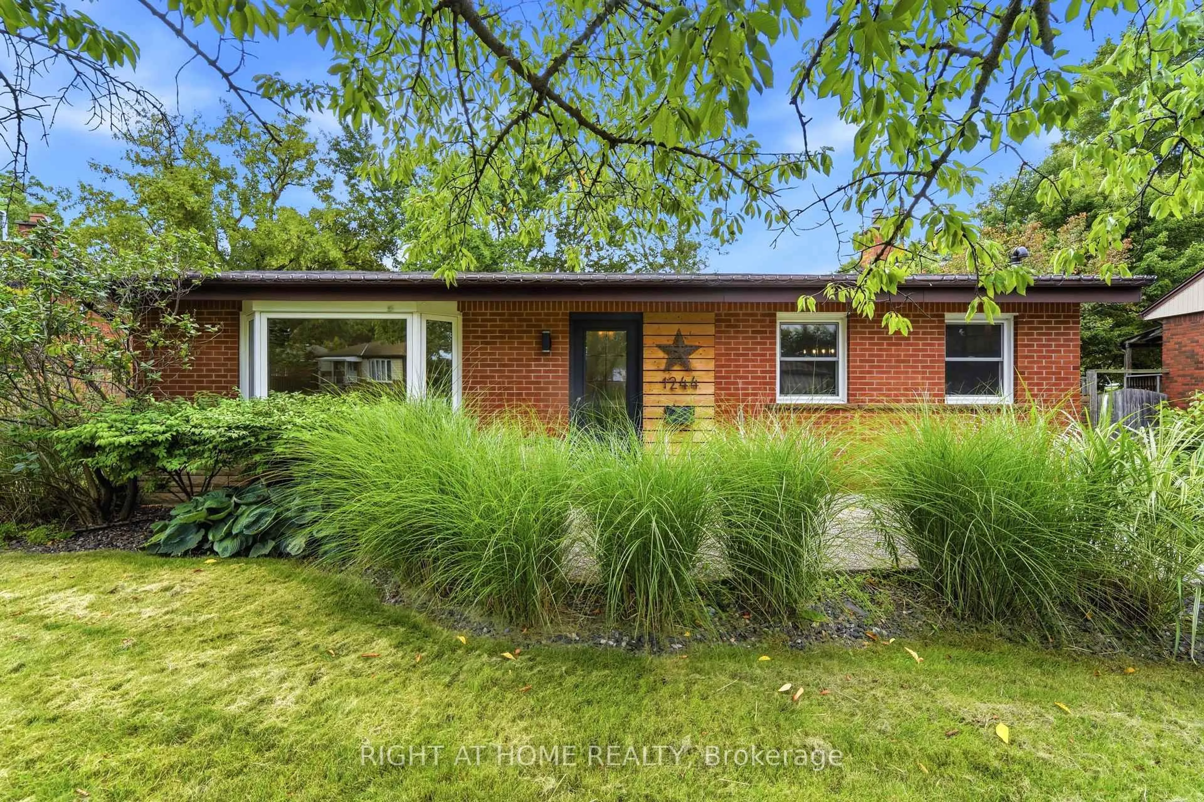 Home with brick exterior material, street for 1244 De Quincy Cres, Burlington Ontario L7P 1E1