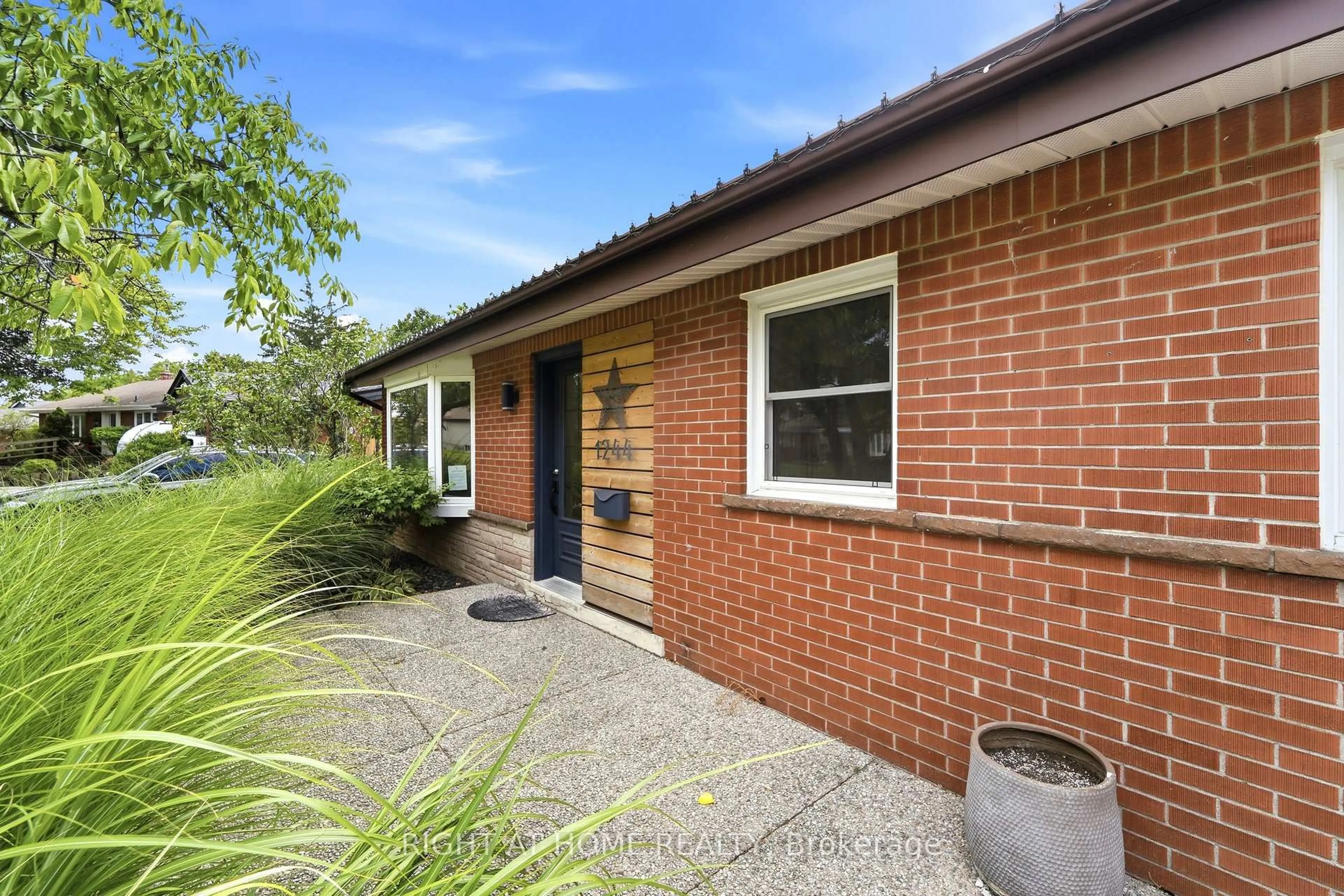 Home with brick exterior material, street for 1244 De Quincy Cres, Burlington Ontario L7P 1E1