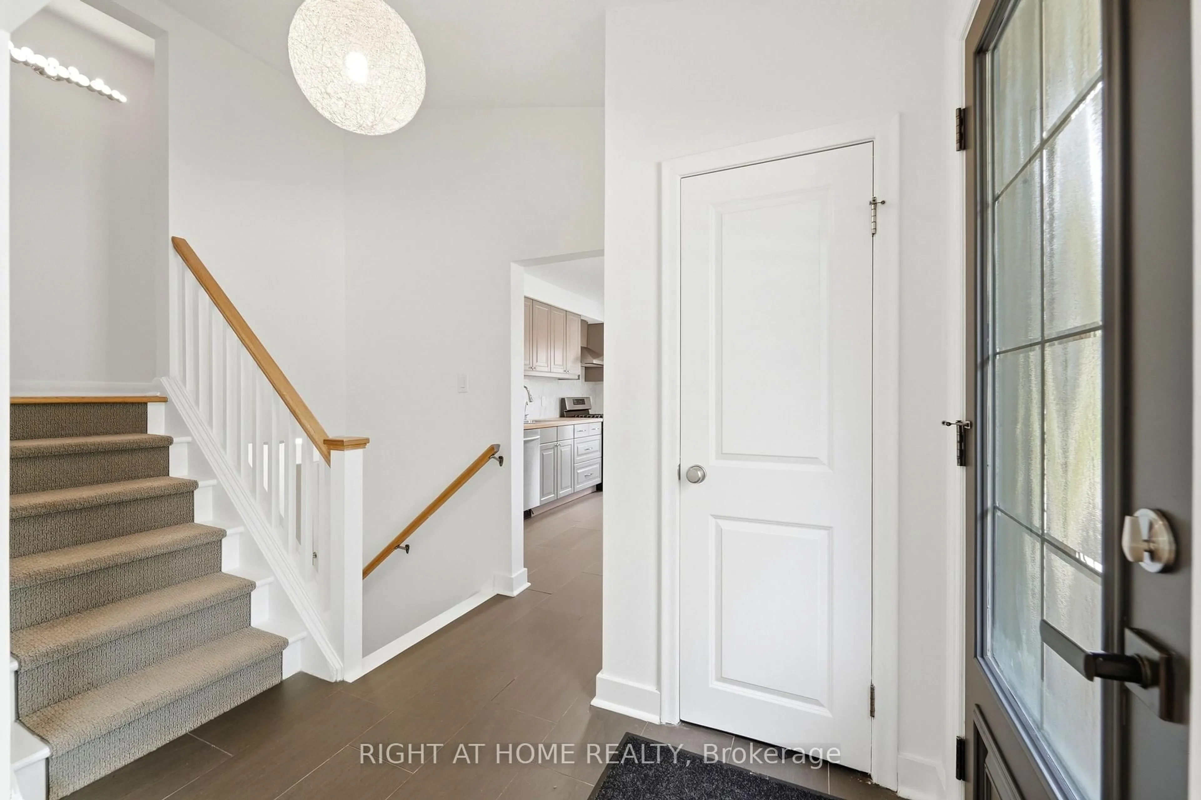 Indoor entryway for 1244 De Quincy Cres, Burlington Ontario L7P 1E1