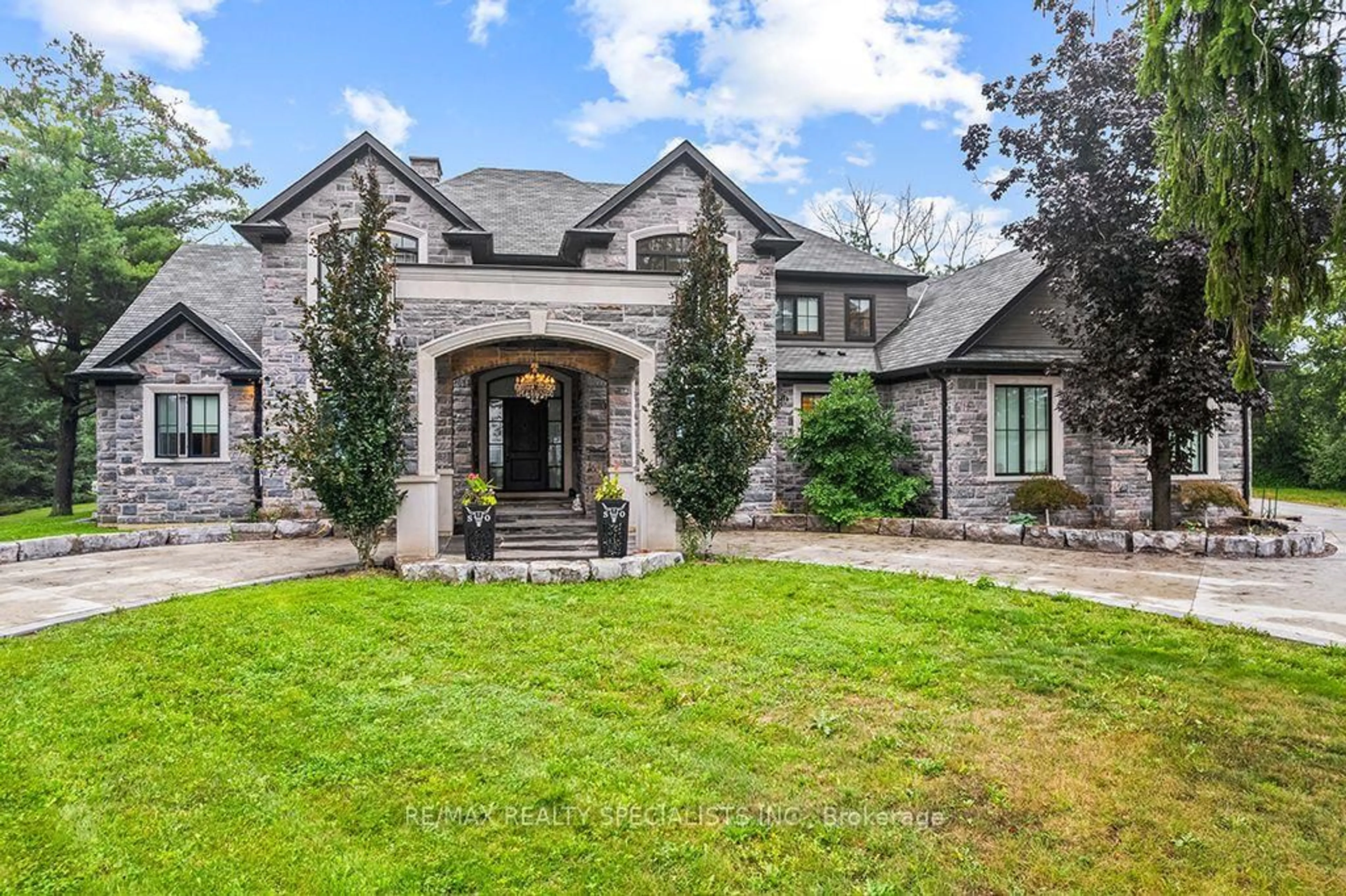 Home with brick exterior material, unknown for 5026 No 2 Sdrd, Burlington Ontario L7M 0T4