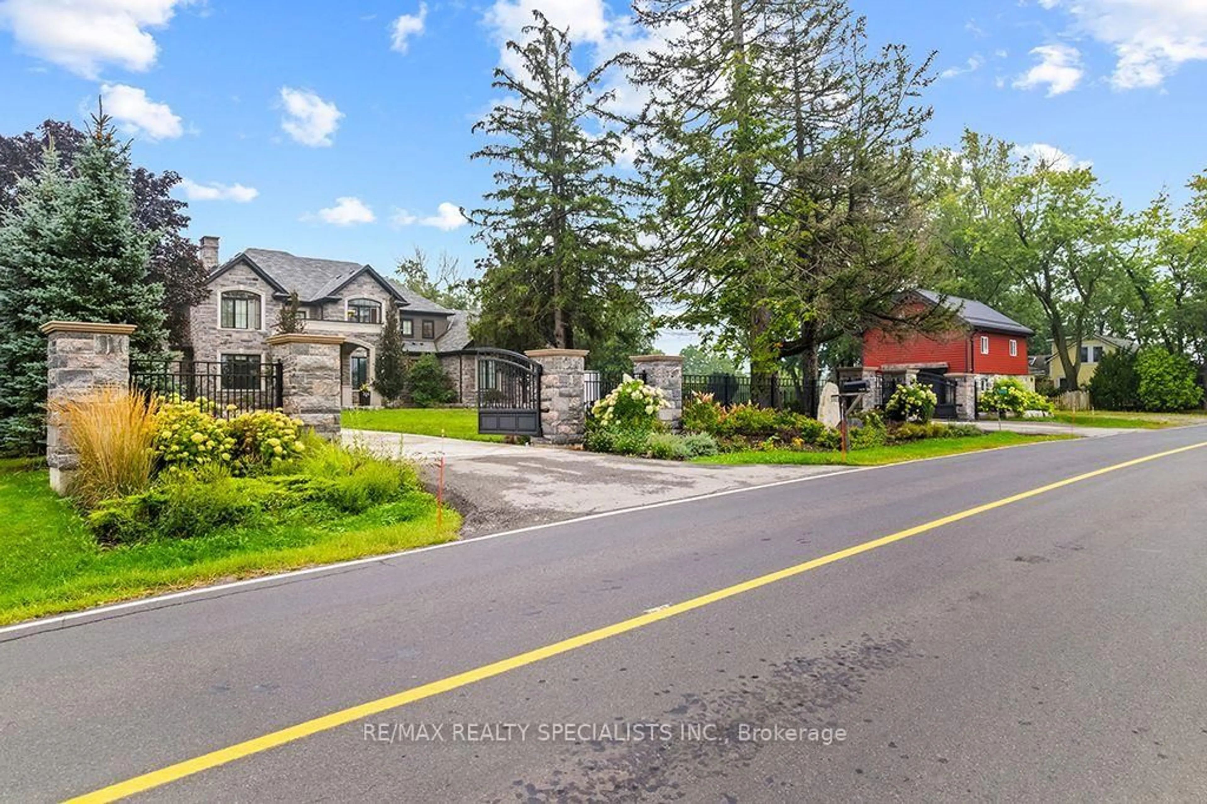 A pic from outside/outdoor area/front of a property/back of a property/a pic from drone, street for 5026 No 2 Sdrd, Burlington Ontario L7M 0T4