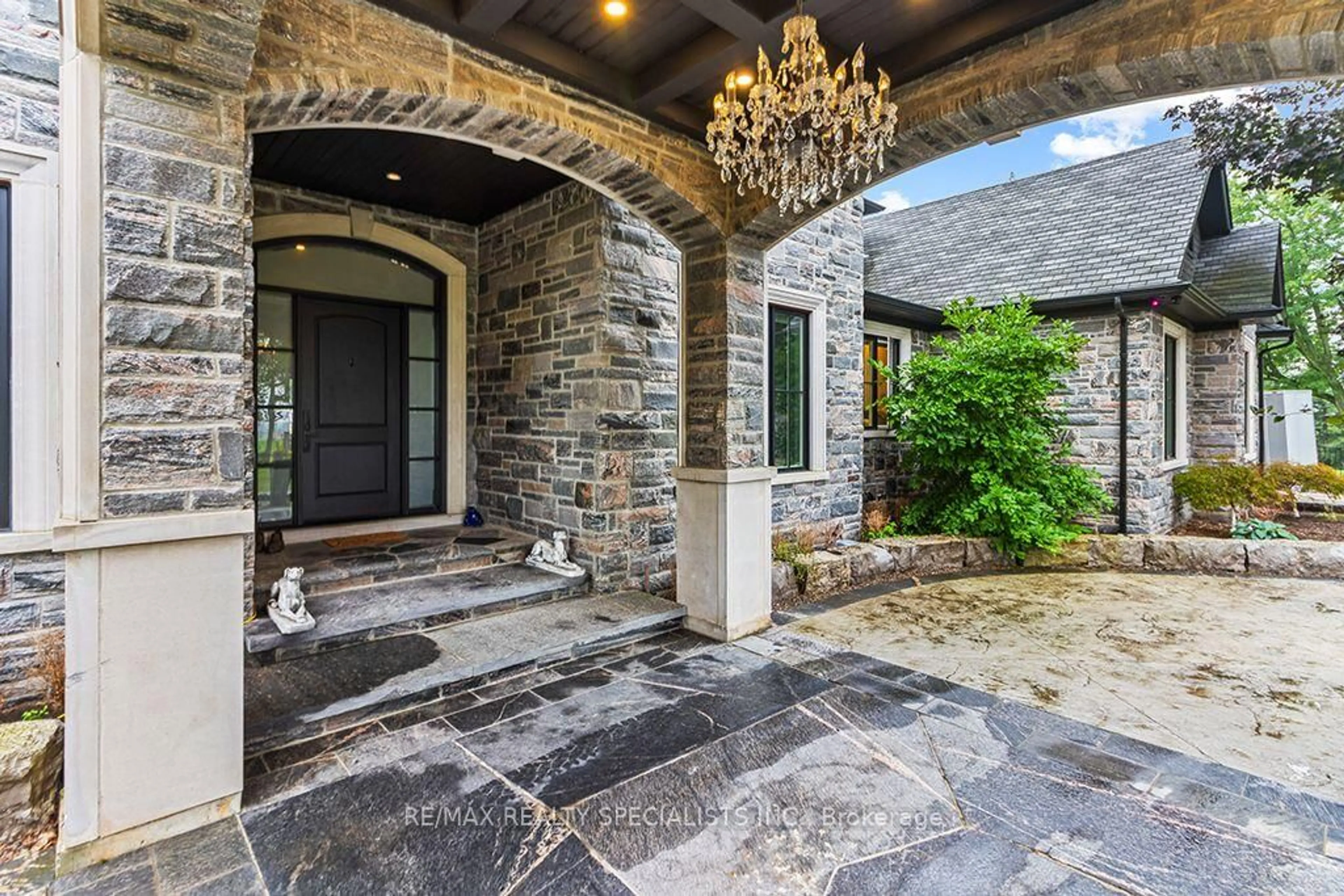 Indoor entryway for 5026 No 2 Sdrd, Burlington Ontario L7M 0T4