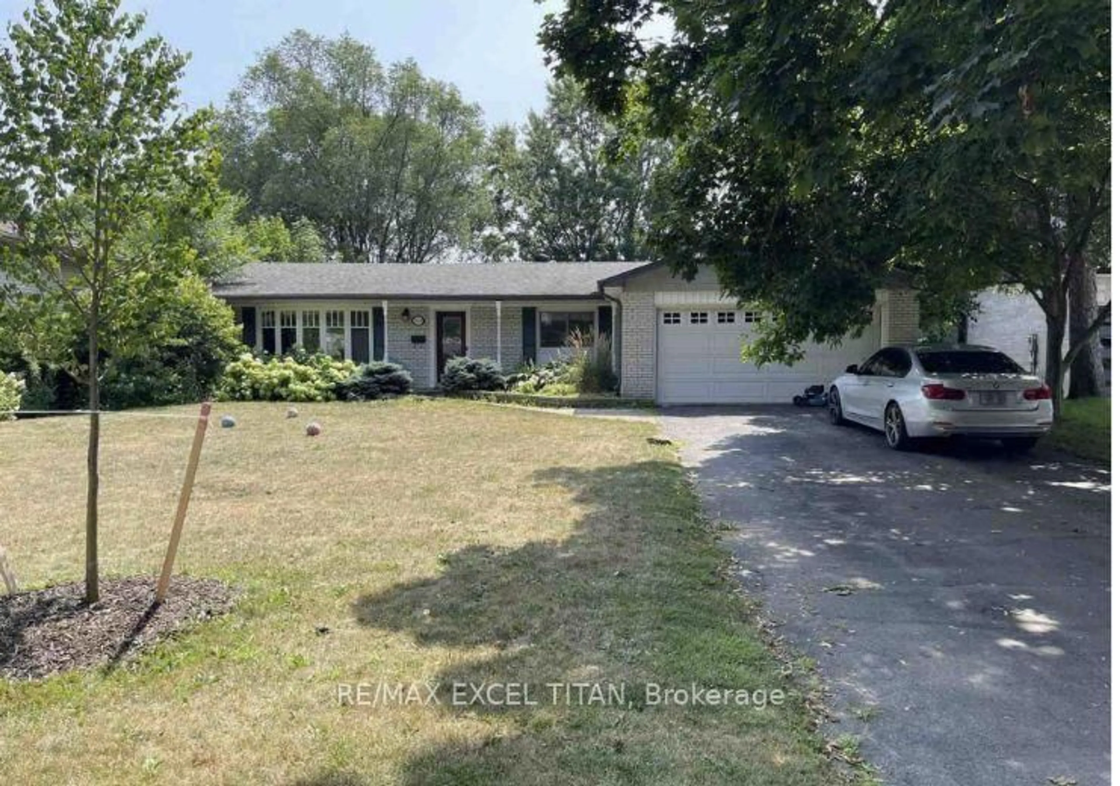 A pic from outside/outdoor area/front of a property/back of a property/a pic from drone, street for 1566 Venetia Dr, Oakville Ontario L6L 1K7