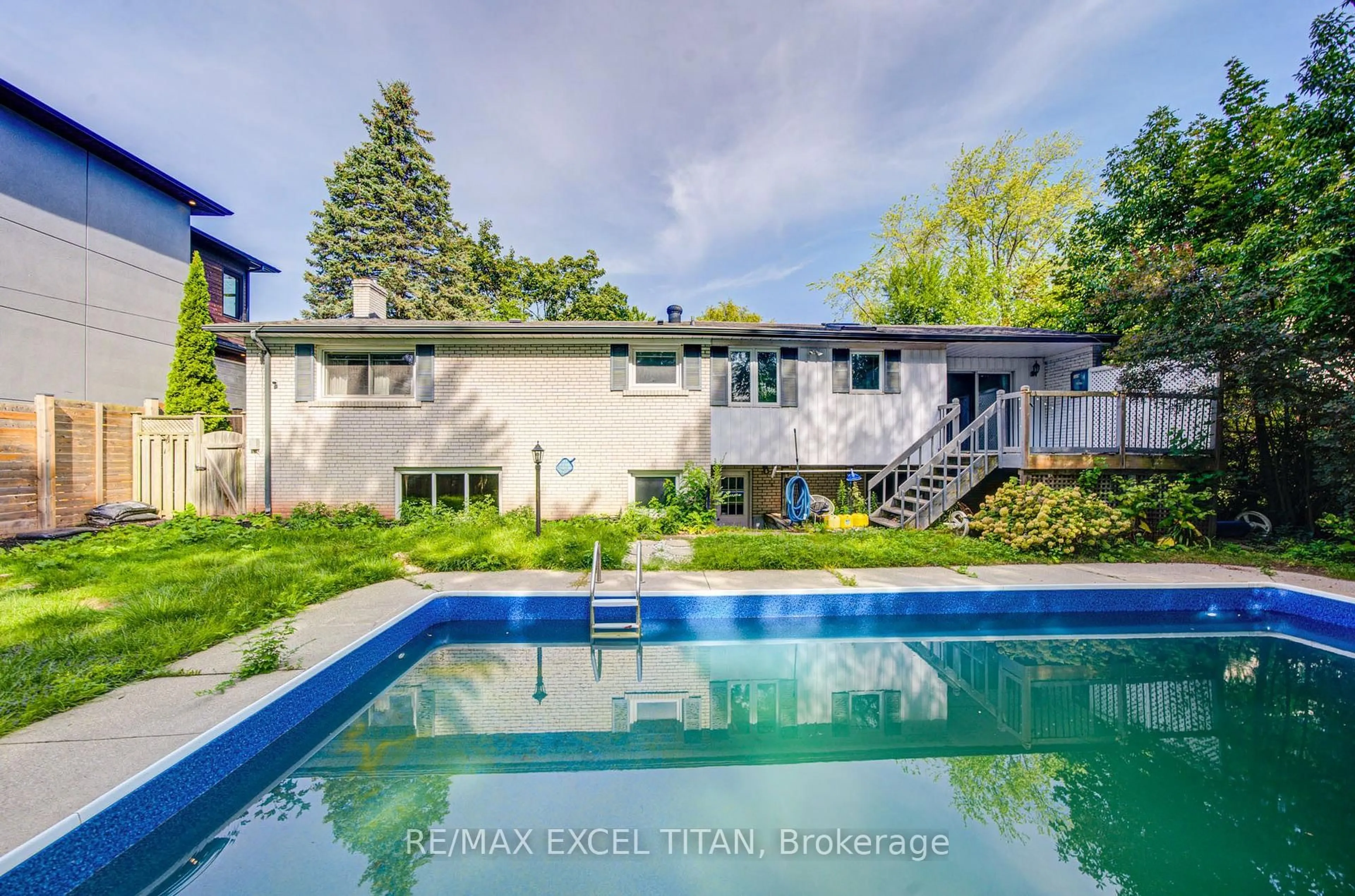 A pic from outside/outdoor area/front of a property/back of a property/a pic from drone, water/lake/river/ocean view for 1566 Venetia Dr, Oakville Ontario L6L 1K7