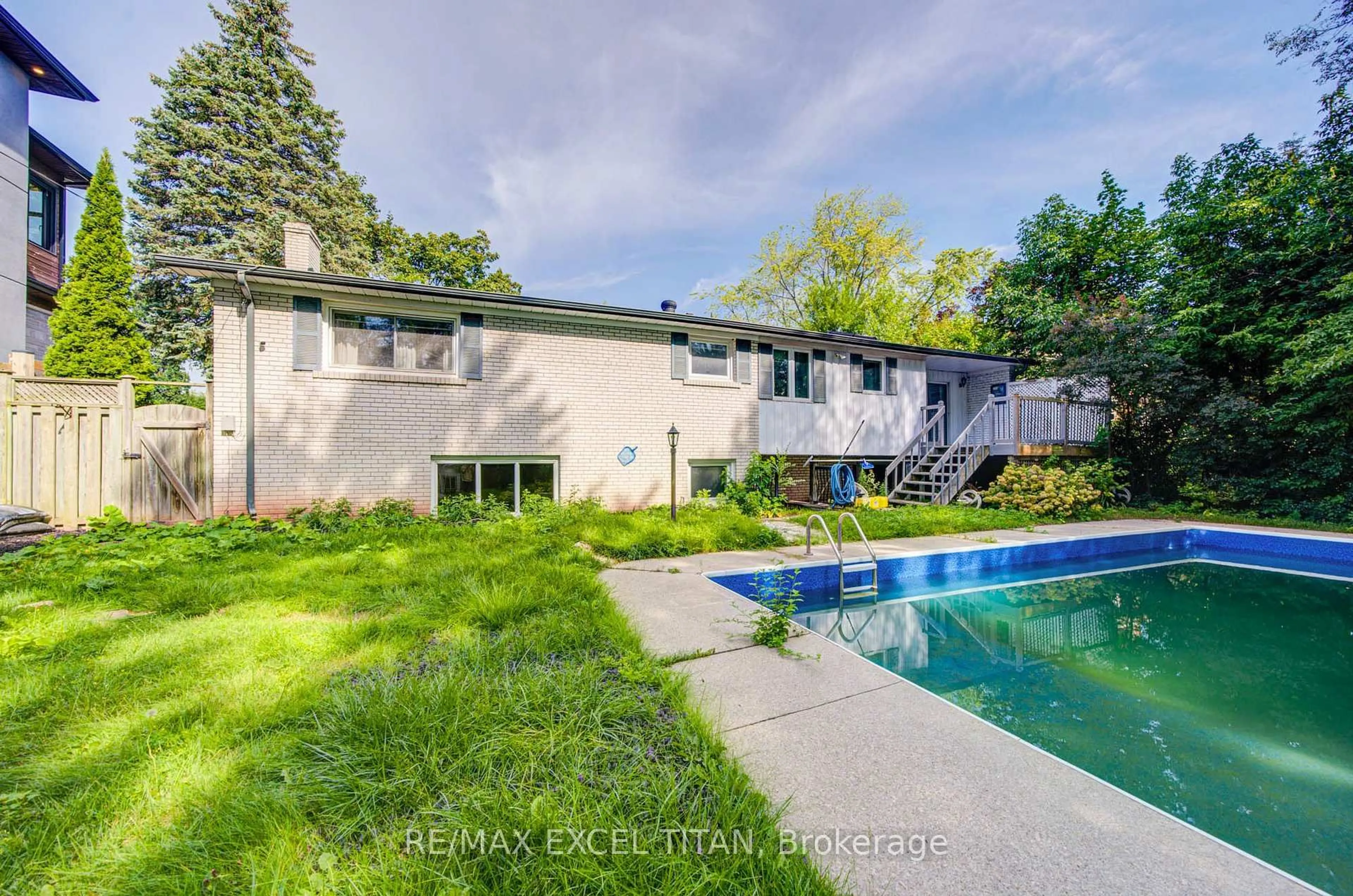 A pic from outside/outdoor area/front of a property/back of a property/a pic from drone, water/lake/river/ocean view for 1566 Venetia Dr, Oakville Ontario L6L 1K7
