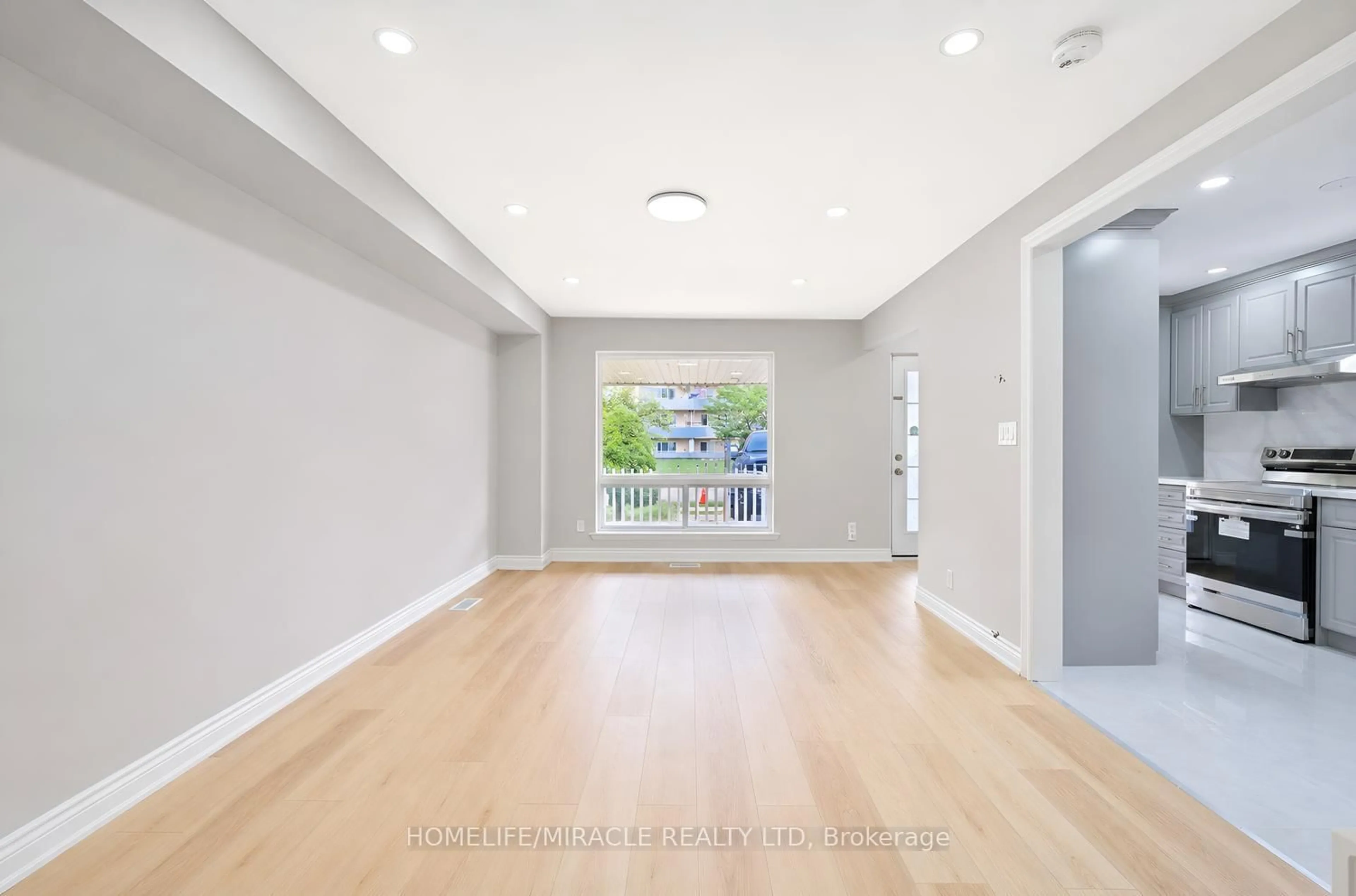 Indoor entryway for 21 Sanagan Rd, Toronto Ontario M9V 1R7