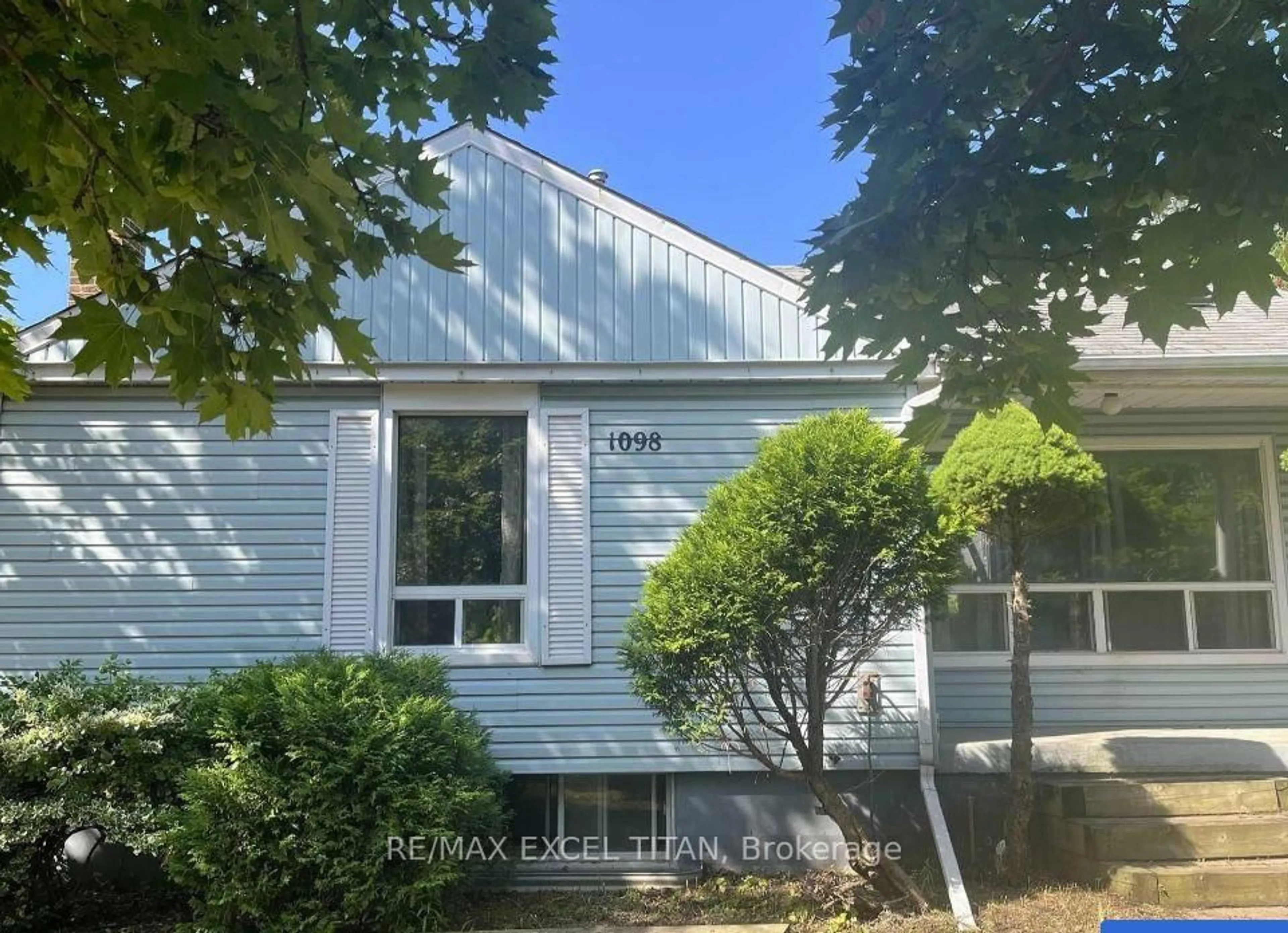 Home with vinyl exterior material, building for 1098 Kent Ave, Oakville Ontario L6H 1Z8
