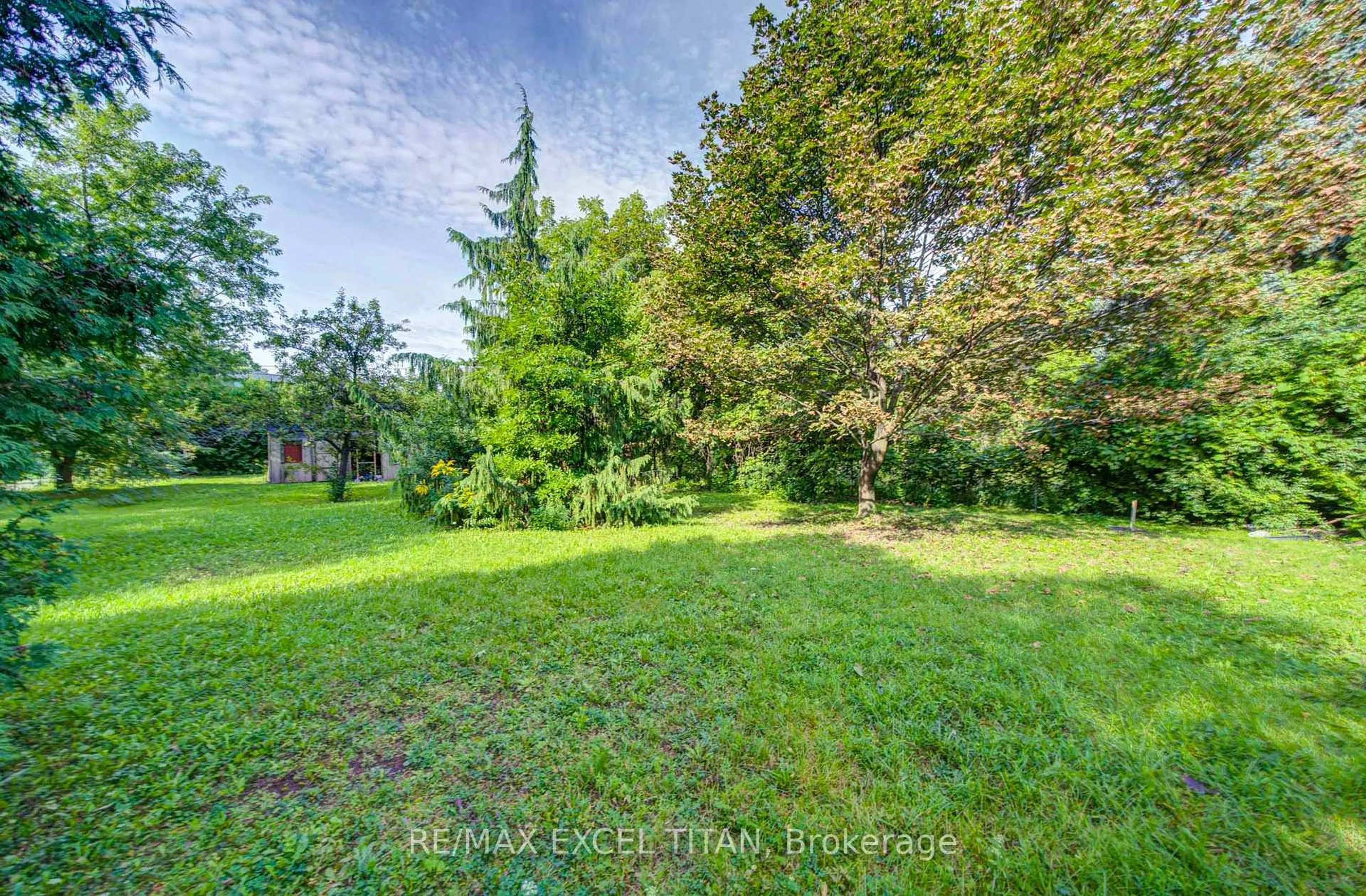 A pic from outside/outdoor area/front of a property/back of a property/a pic from drone, forest/trees view for 1098 Kent Ave, Oakville Ontario L6H 1Z8