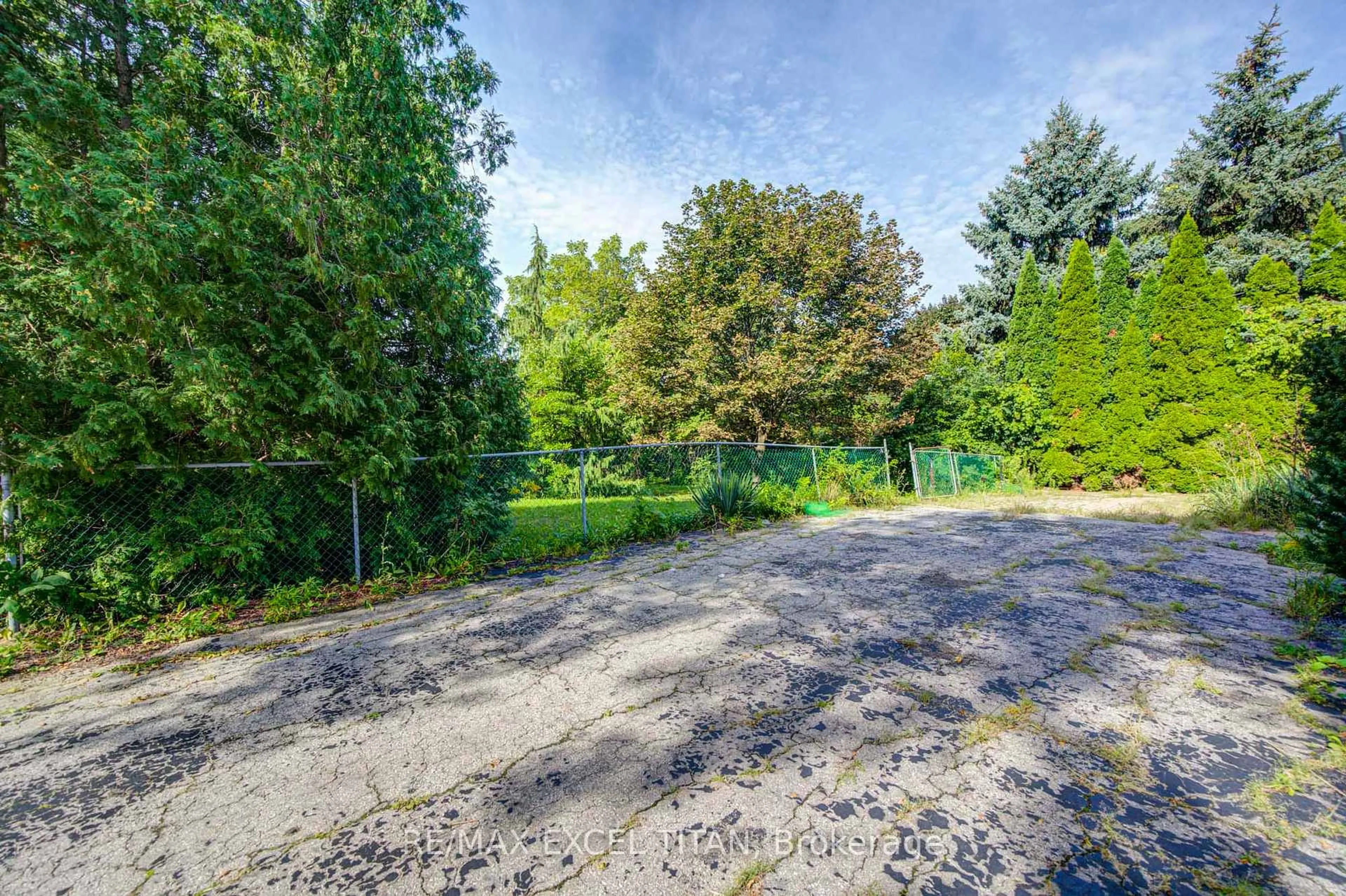 A pic from outside/outdoor area/front of a property/back of a property/a pic from drone, forest/trees view for 1098 Kent Ave, Oakville Ontario L6H 1Z8