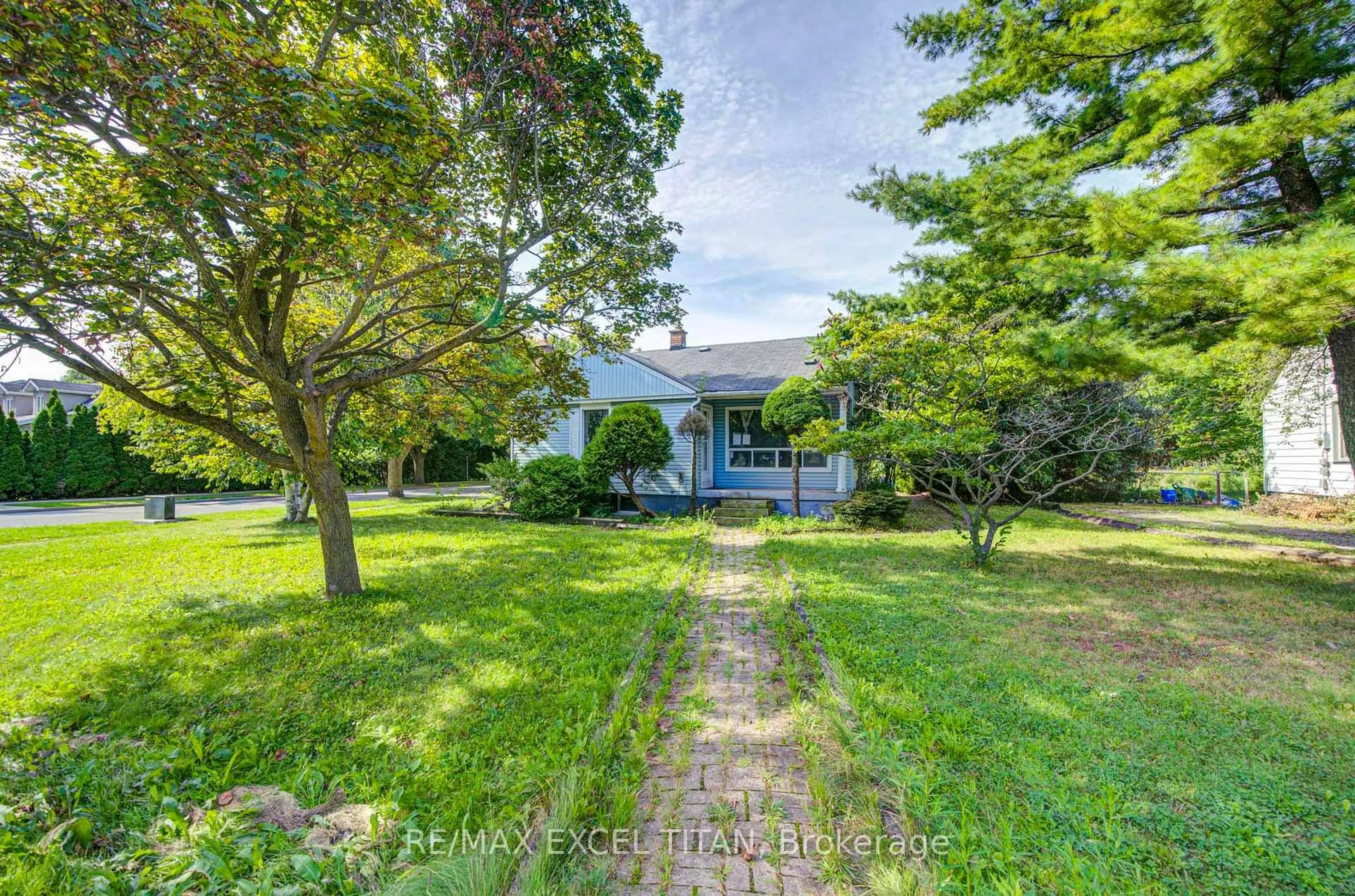 A pic from outside/outdoor area/front of a property/back of a property/a pic from drone, street for 1098 Kent Ave, Oakville Ontario L6H 1Z8