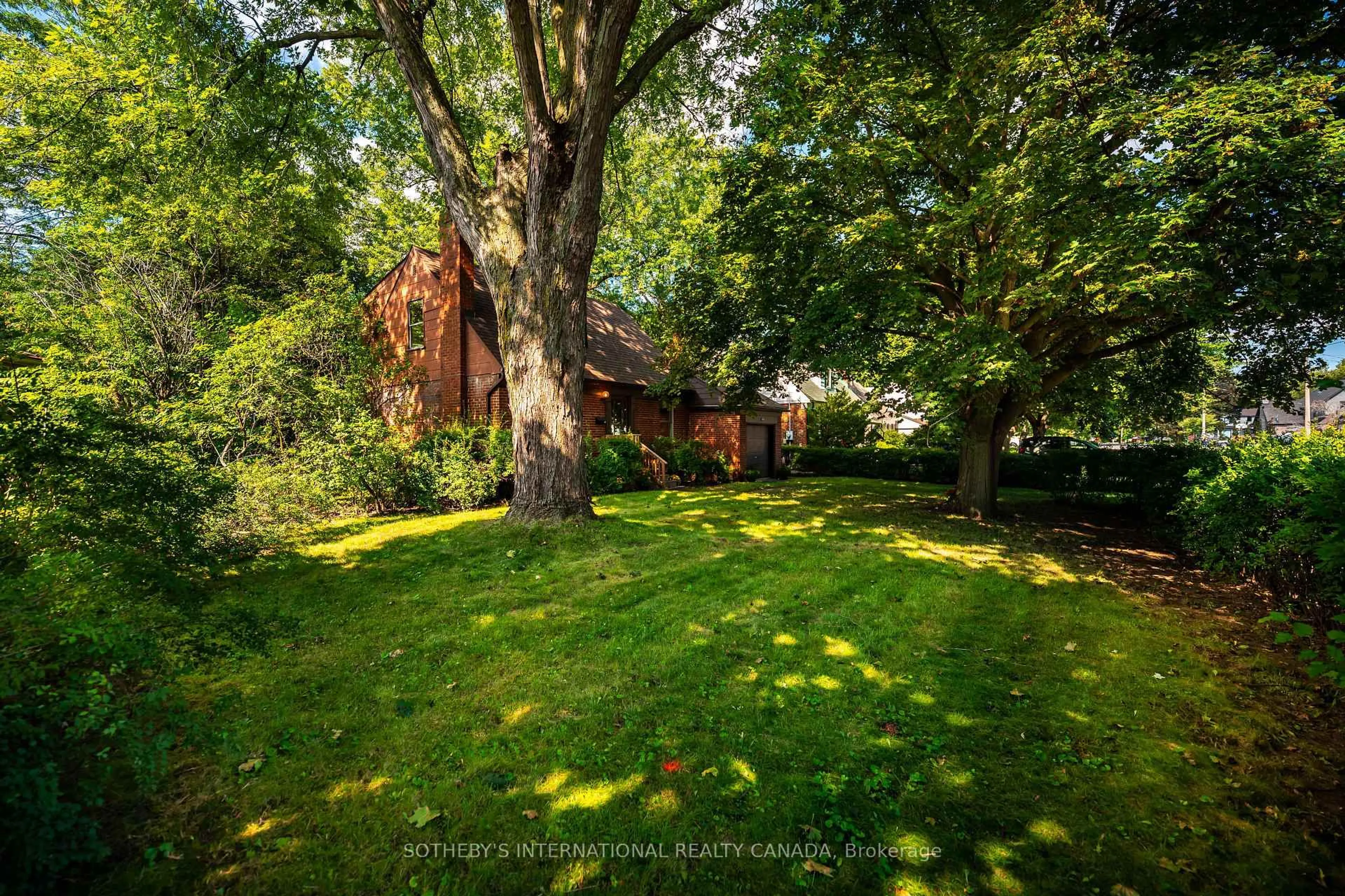 A pic from outside/outdoor area/front of a property/back of a property/a pic from drone, forest/trees view for 2050 Russett Rd, Mississauga Ontario L4Y 1B9