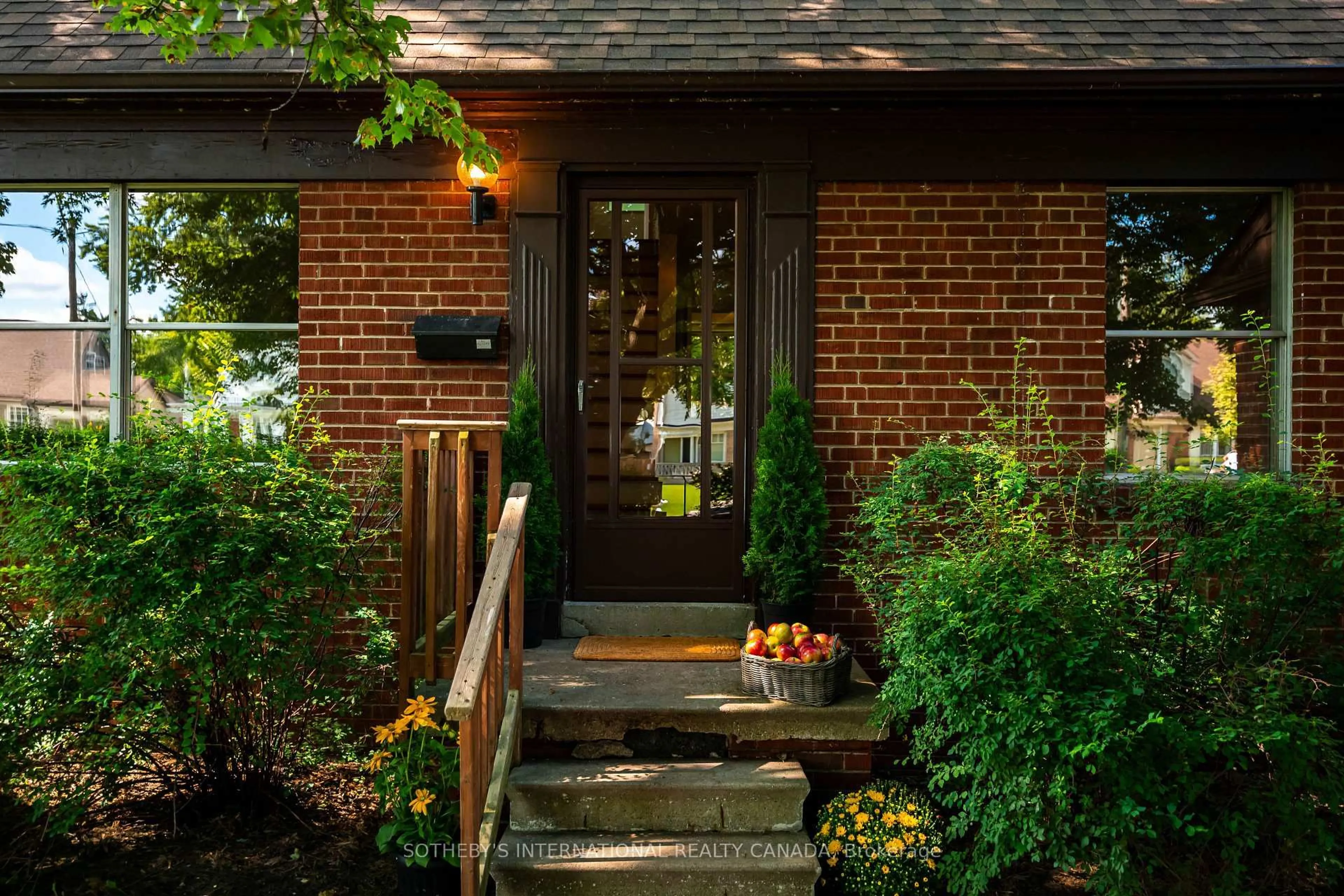 Home with brick exterior material, street for 2050 Russett Rd, Mississauga Ontario L4Y 1B9