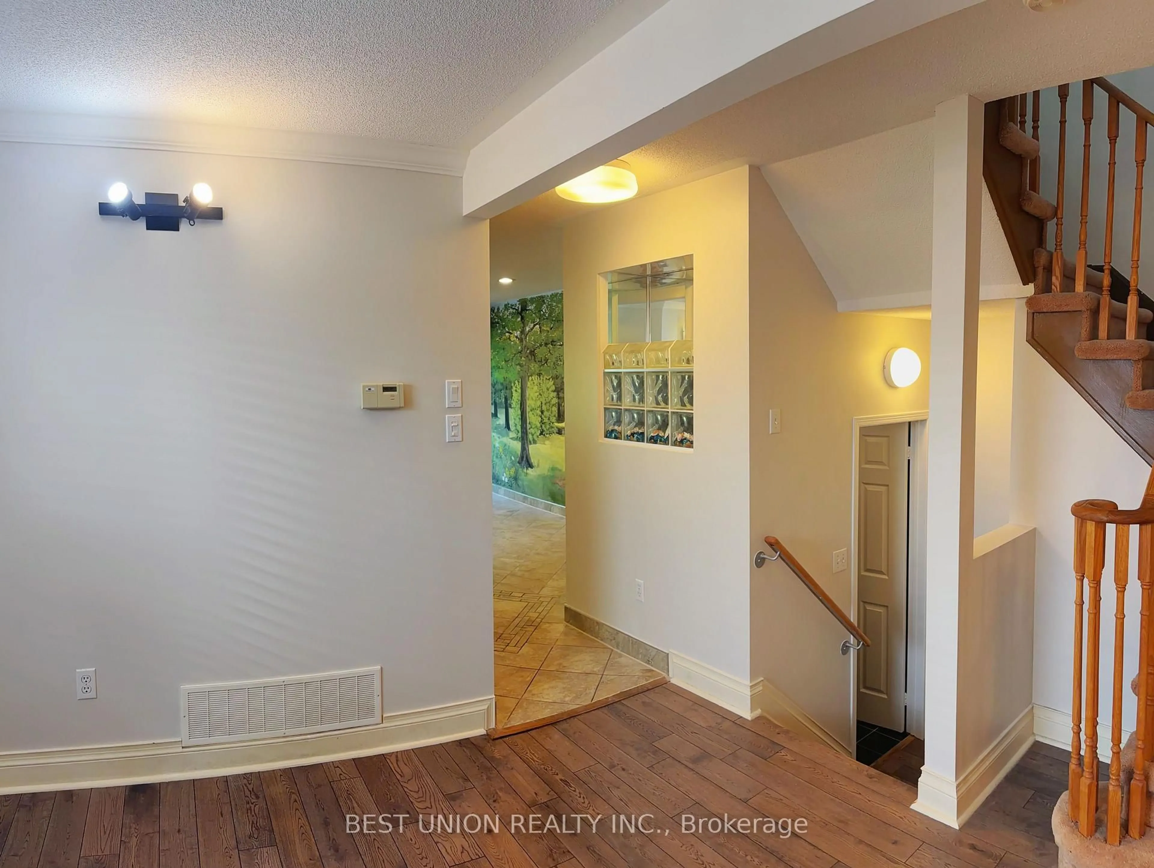 Indoor entryway for 2864 Westbury Crt, Mississauga Ontario L5M 6B3