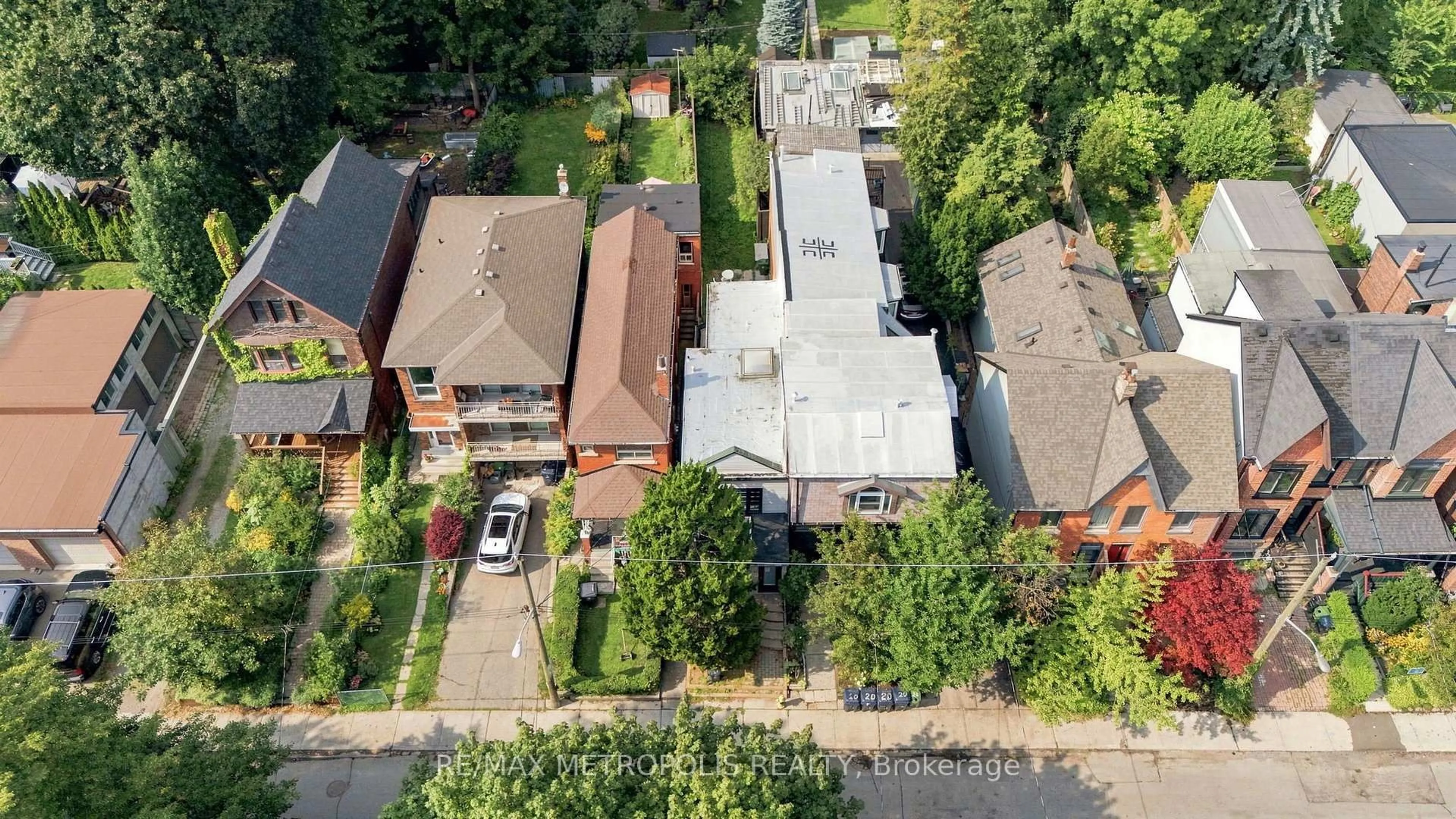 A pic from outside/outdoor area/front of a property/back of a property/a pic from drone, street for 24 Marion St, Toronto Ontario M6R 1E5