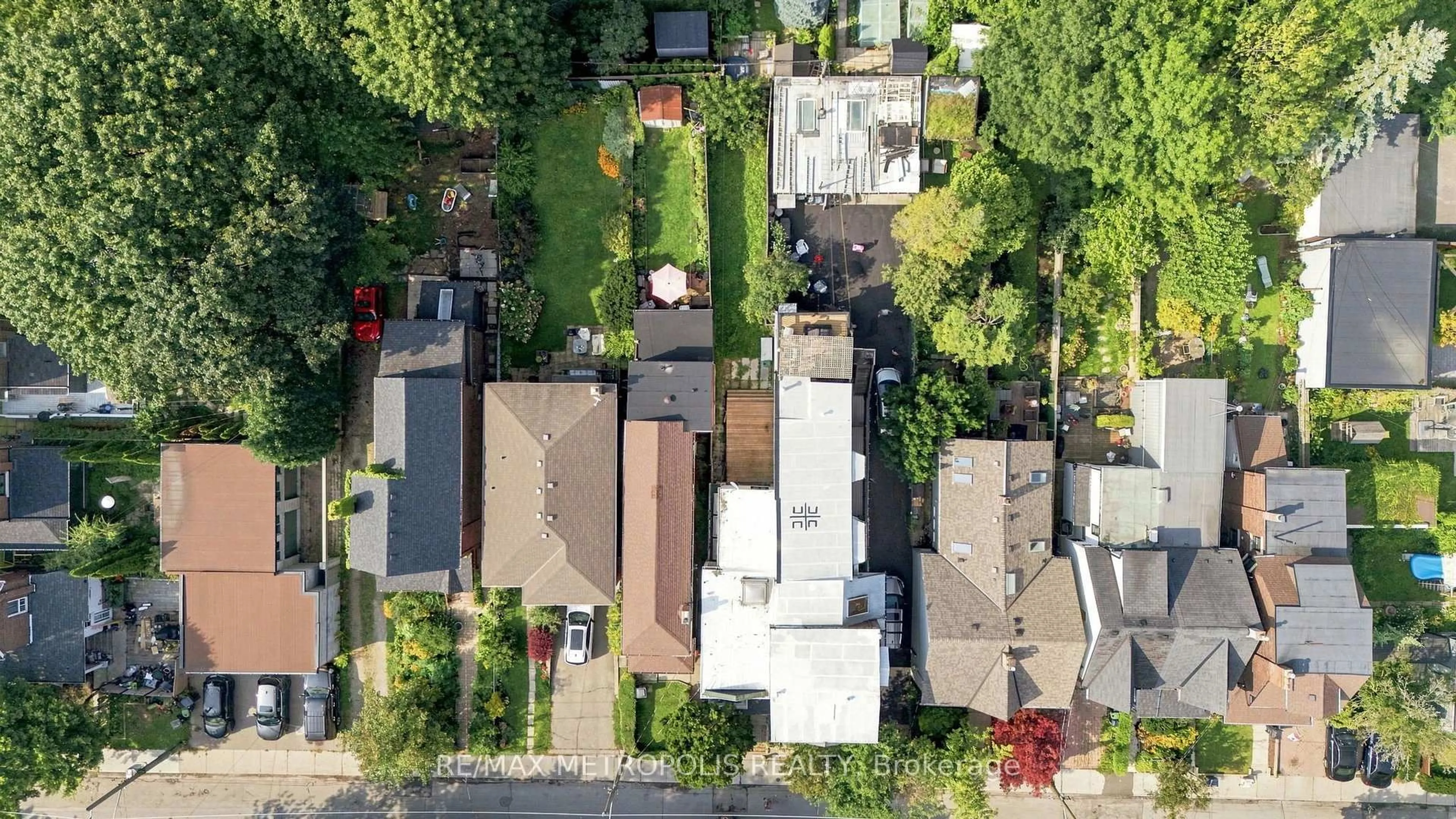 A pic from outside/outdoor area/front of a property/back of a property/a pic from drone, street for 24 Marion St, Toronto Ontario M6R 1E5