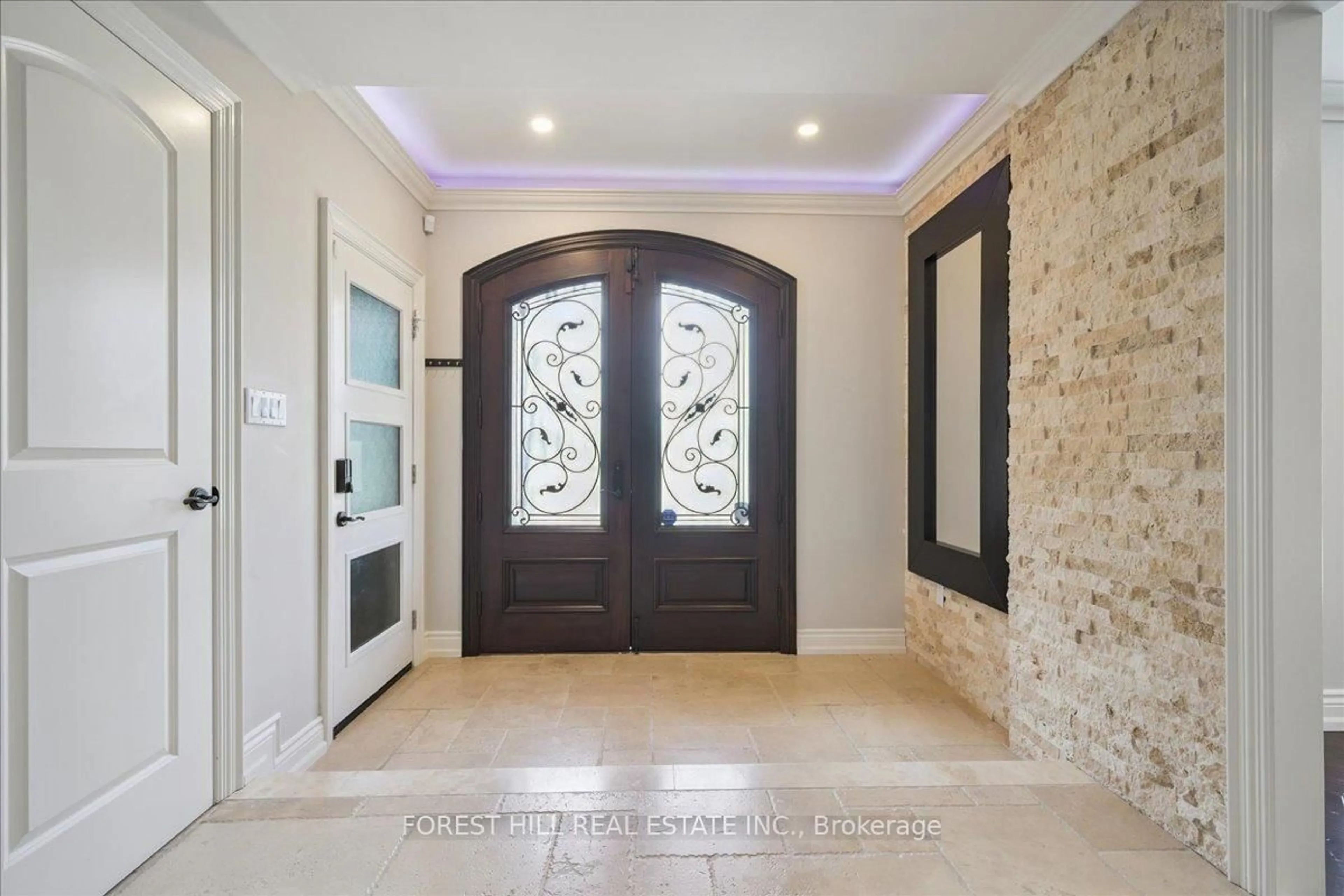 Indoor entryway for 2579 Kenna Crt, Mississauga Ontario L5K 2K4