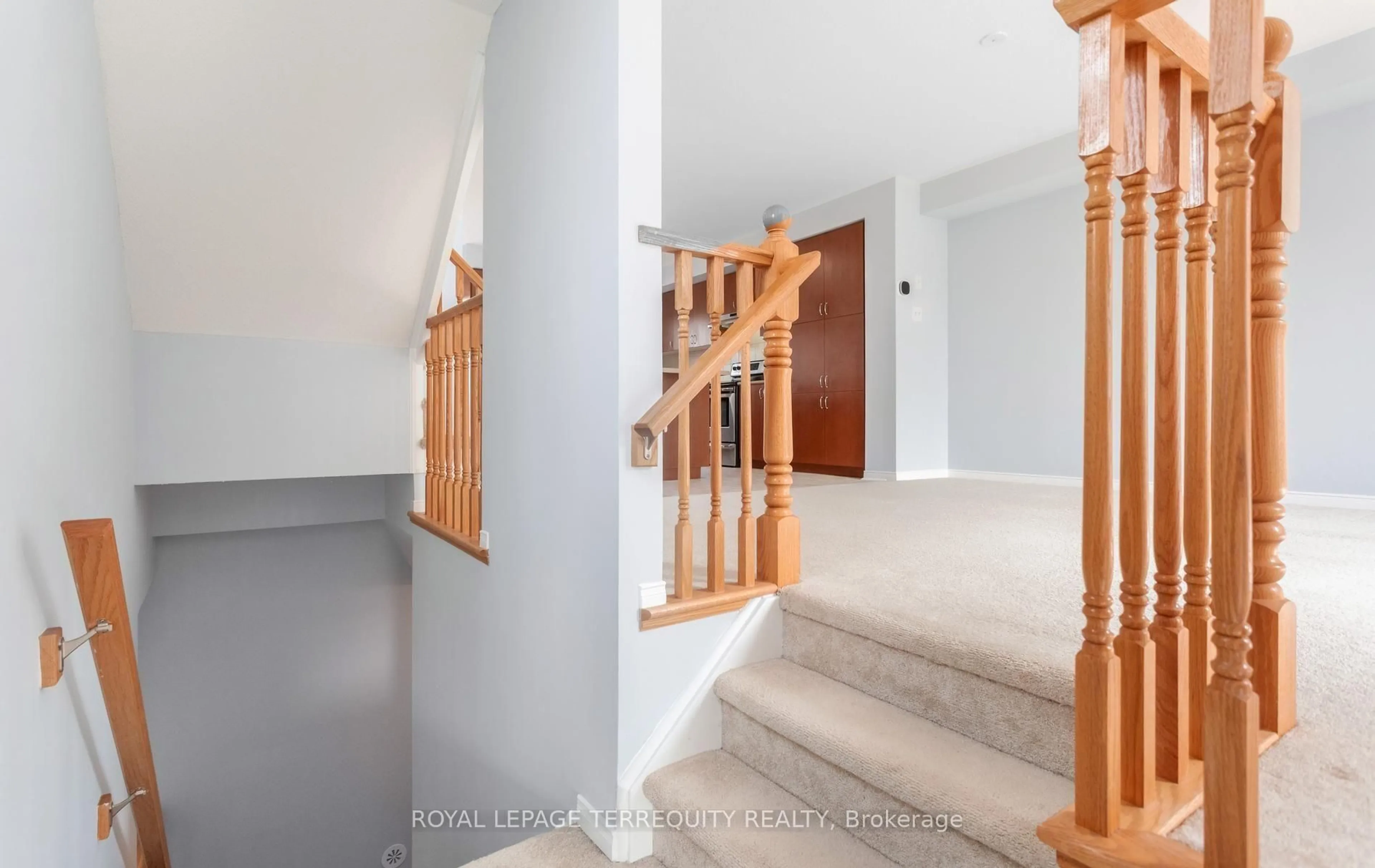Indoor foyer for 5650 Winston Churchill Blvd #24, Mississauga Ontario L5M 0L8