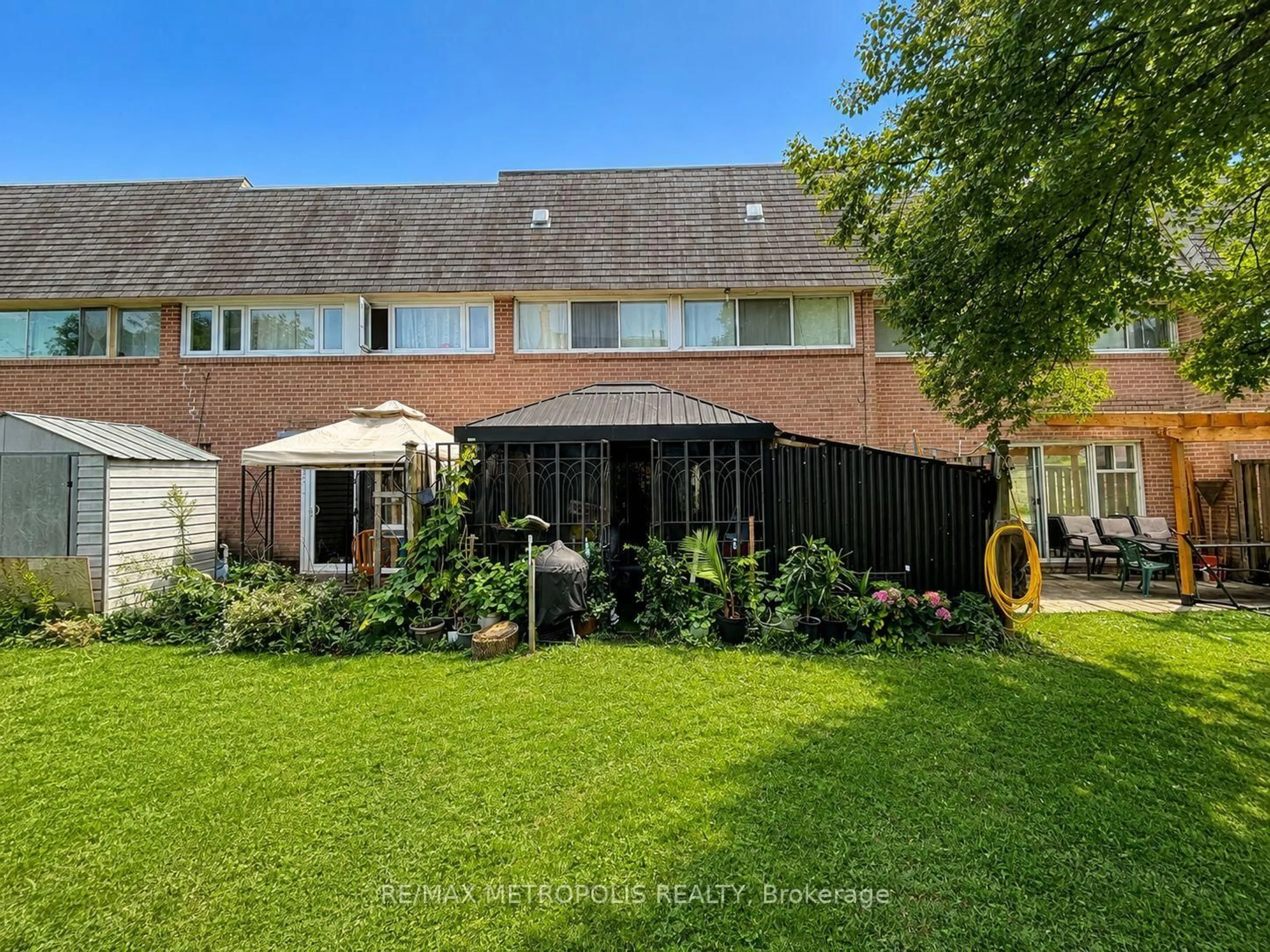 A pic from outside/outdoor area/front of a property/back of a property/a pic from drone, unknown for 24 Enclave Mews, Toronto Ontario M3M 3J6