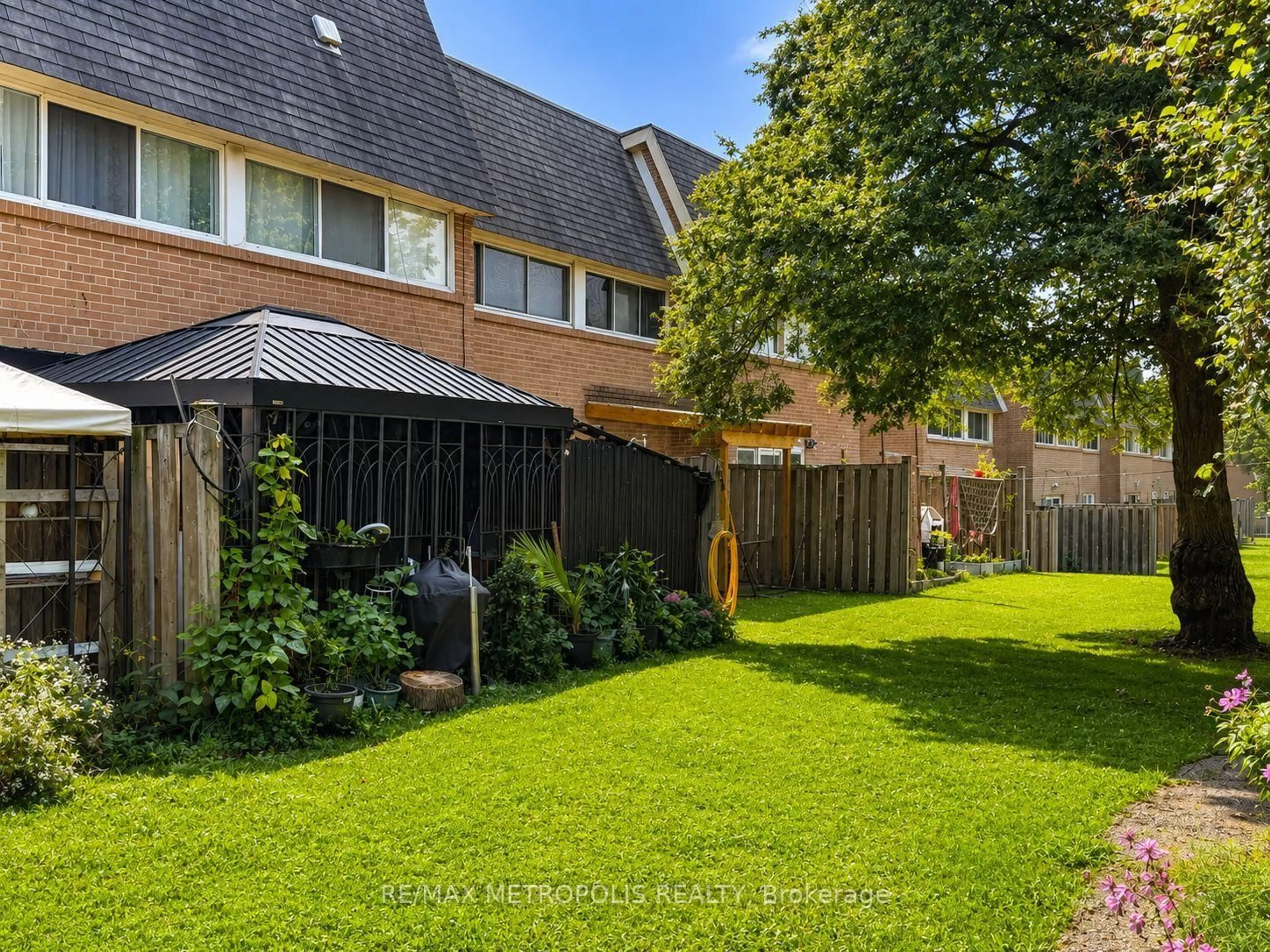 A pic from outside/outdoor area/front of a property/back of a property/a pic from drone, street for 24 Enclave Mews, Toronto Ontario M3M 3J6