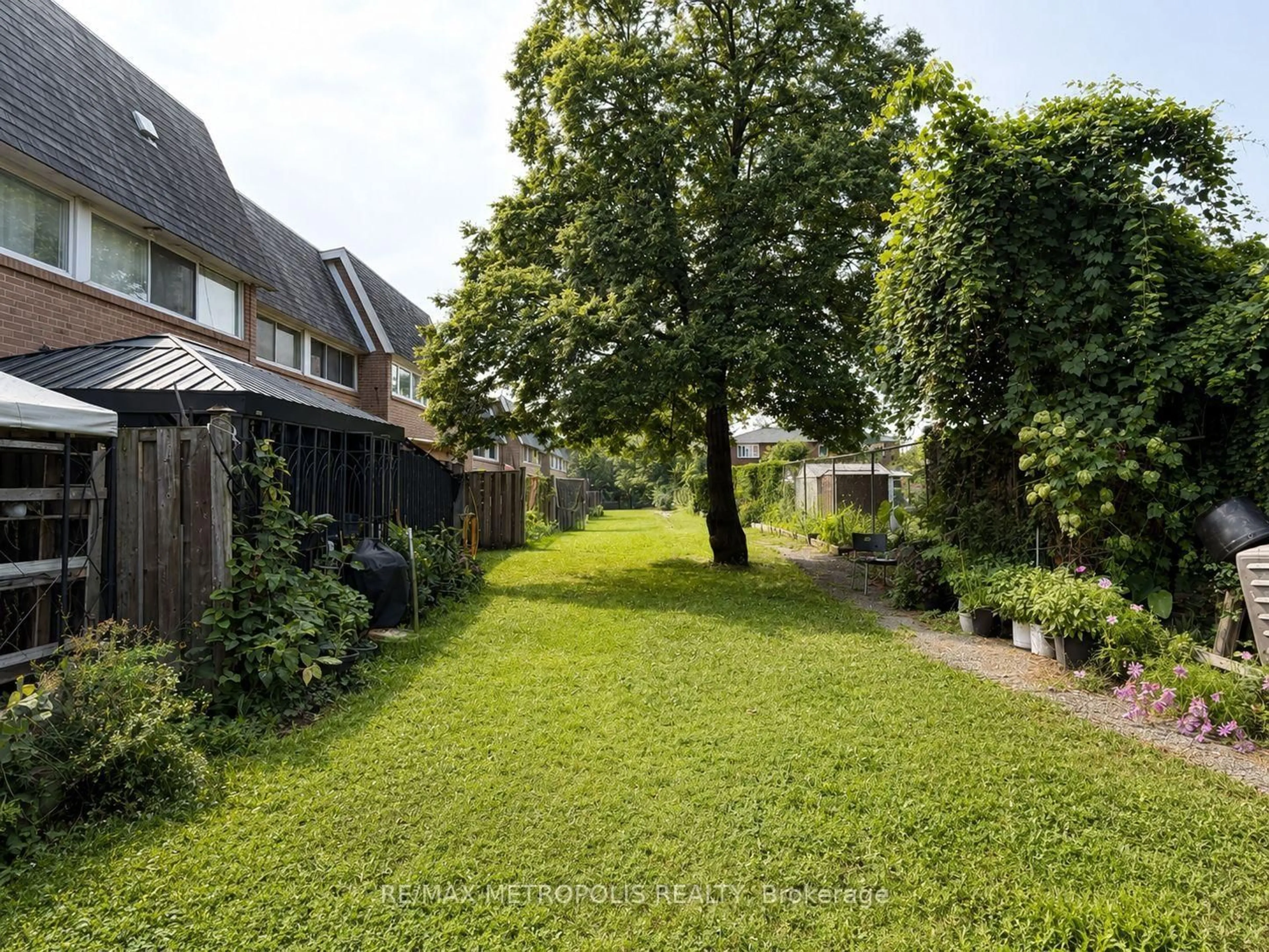 A pic from outside/outdoor area/front of a property/back of a property/a pic from drone, street for 24 Enclave Mews, Toronto Ontario M3M 3J6