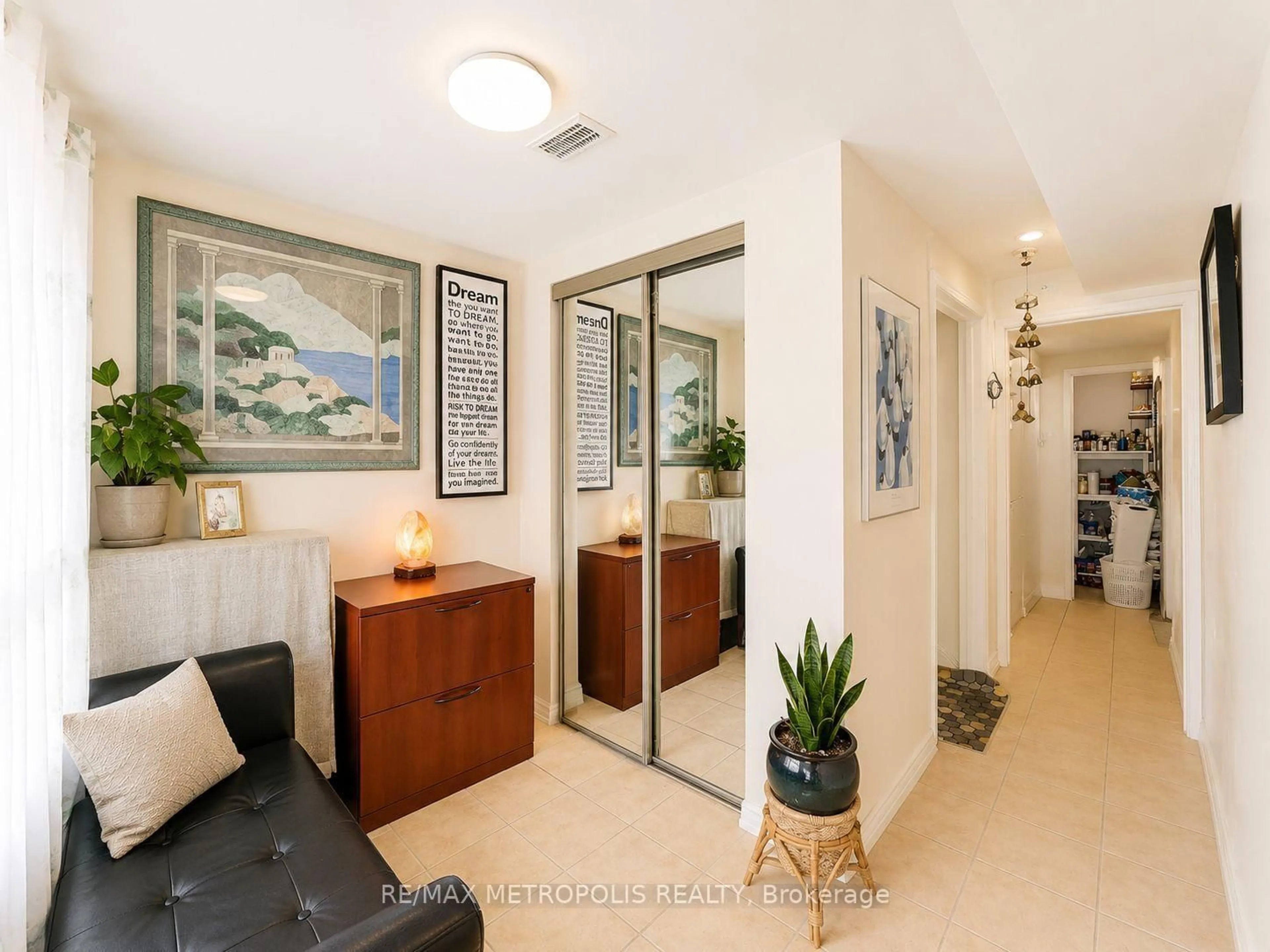 Indoor entryway for 24 Enclave Mews, Toronto Ontario M3M 3J6