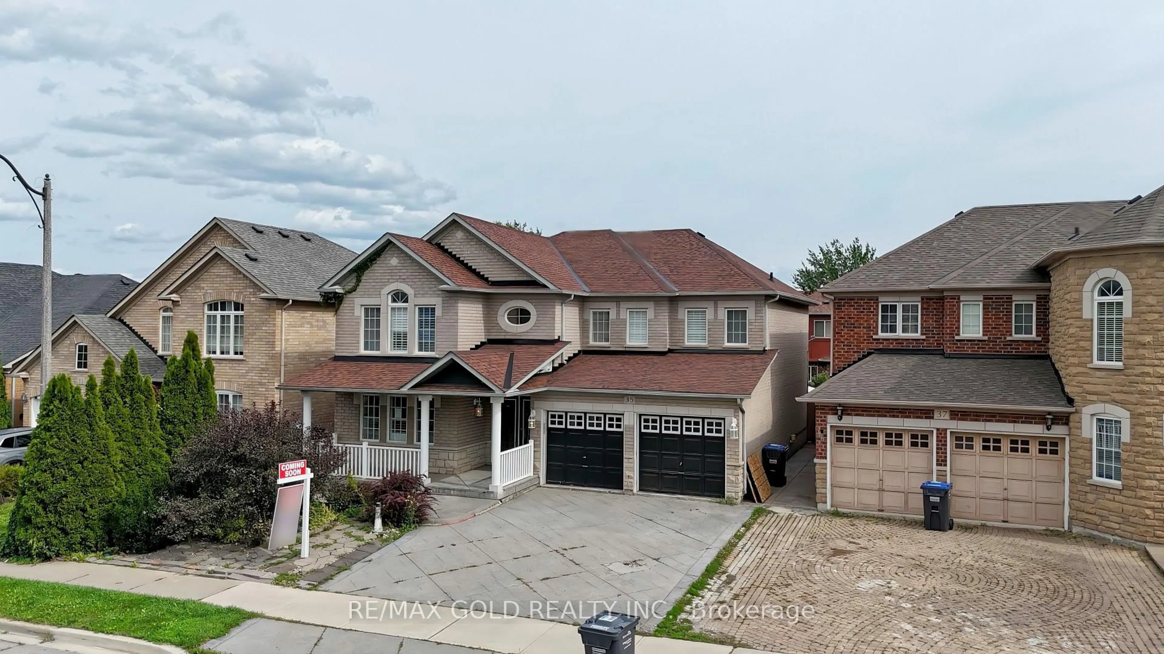 A pic from outside/outdoor area/front of a property/back of a property/a pic from drone, street for 35 Duffield Rd, Brampton Ontario L7A 2P5