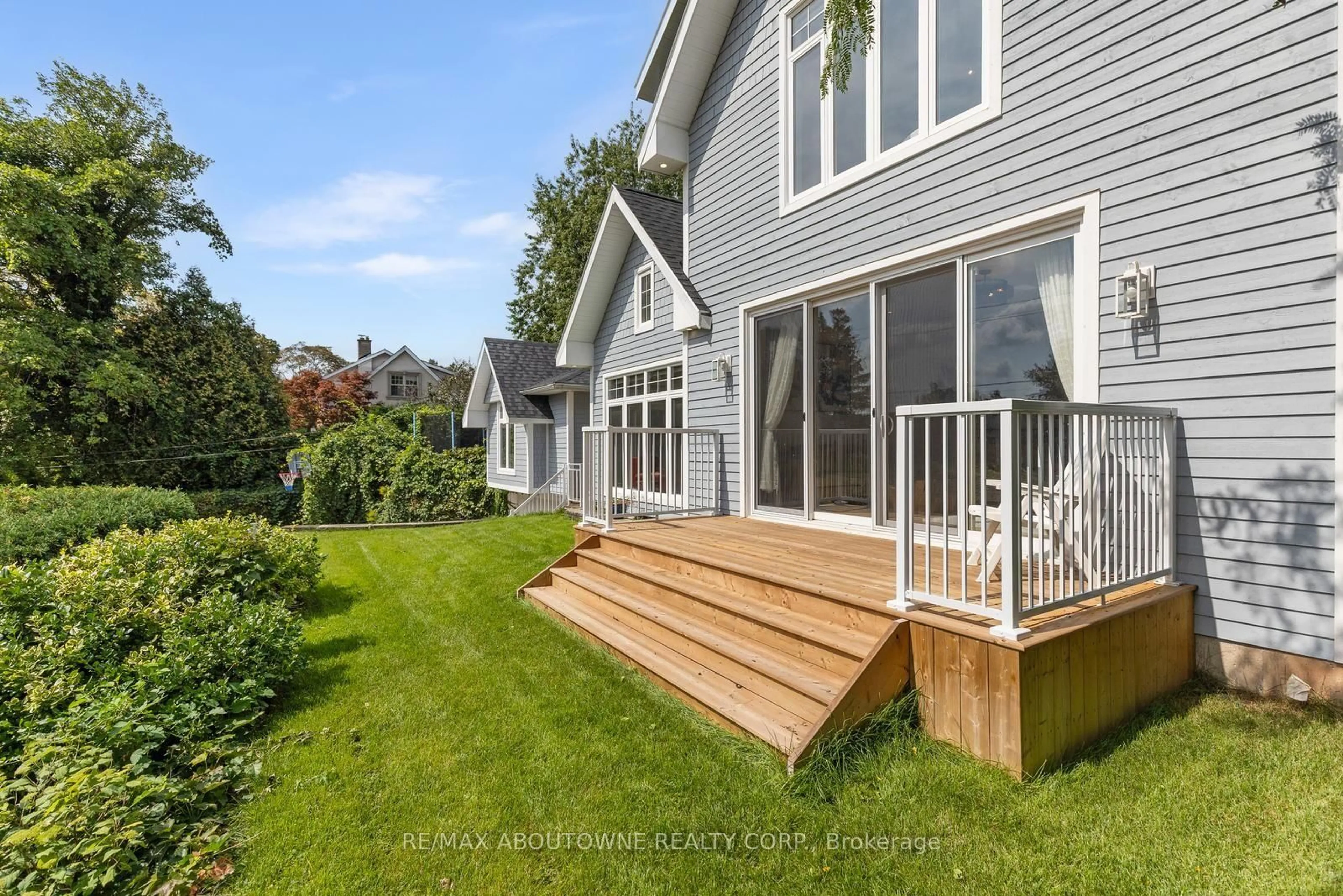 Home with vinyl exterior material, unknown for 293 North Shore Blvd, Burlington Ontario L7T 1W8