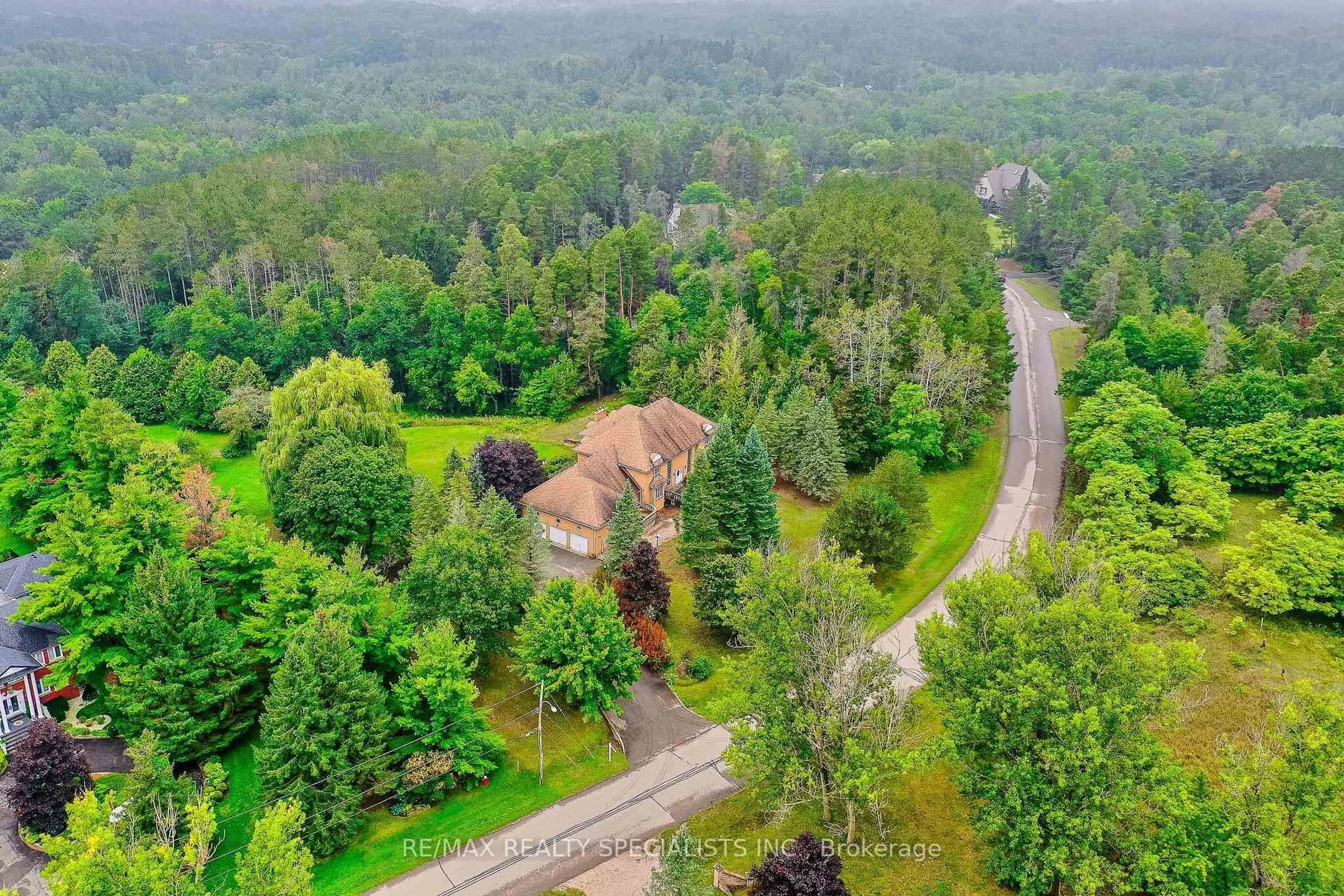 A pic from outside/outdoor area/front of a property/back of a property/a pic from drone, forest/trees view for 11 Prince Andrew Dr, Caledon Ontario L7C 1G2