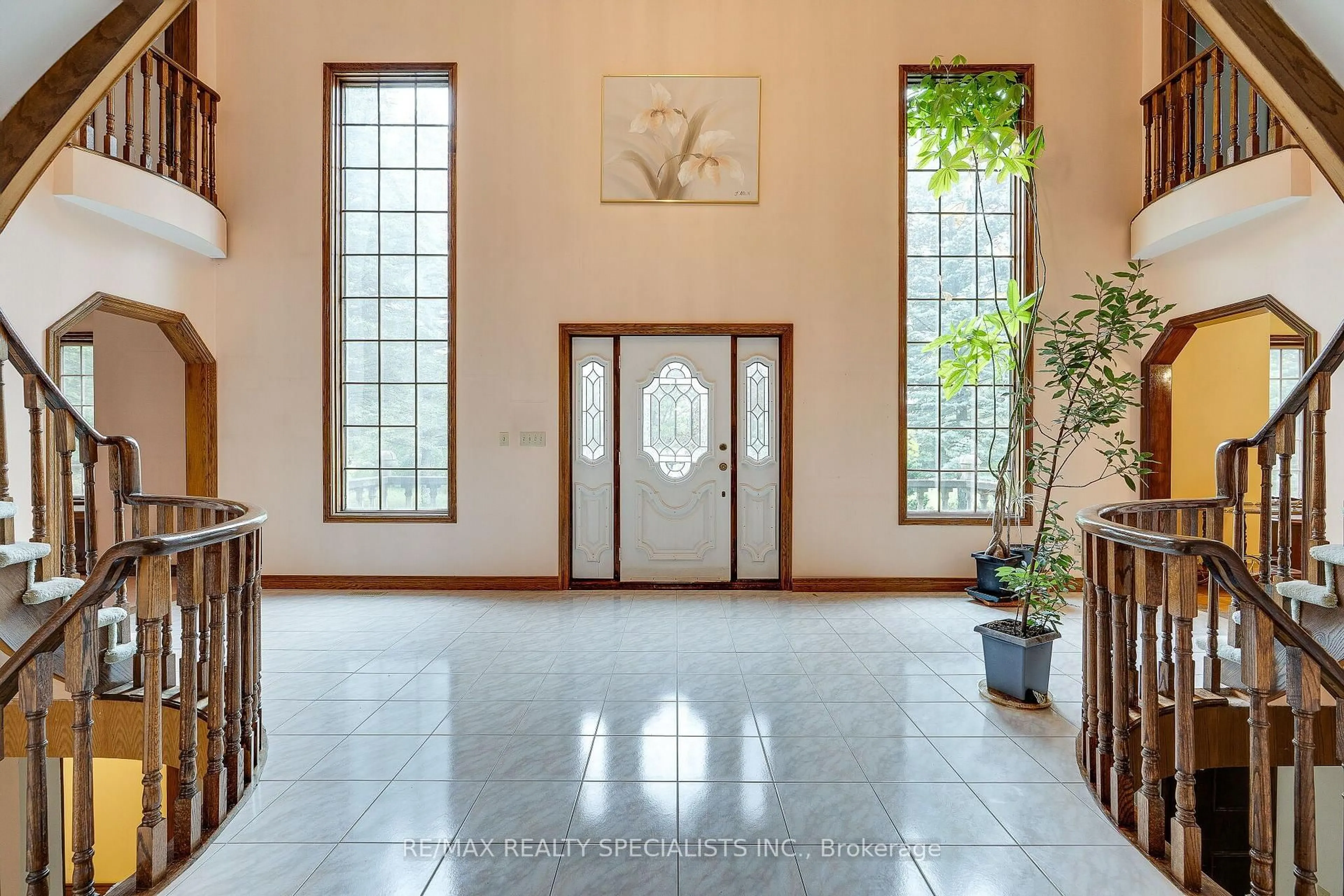 Indoor foyer for 11 Prince Andrew Dr, Caledon Ontario L7C 1G2
