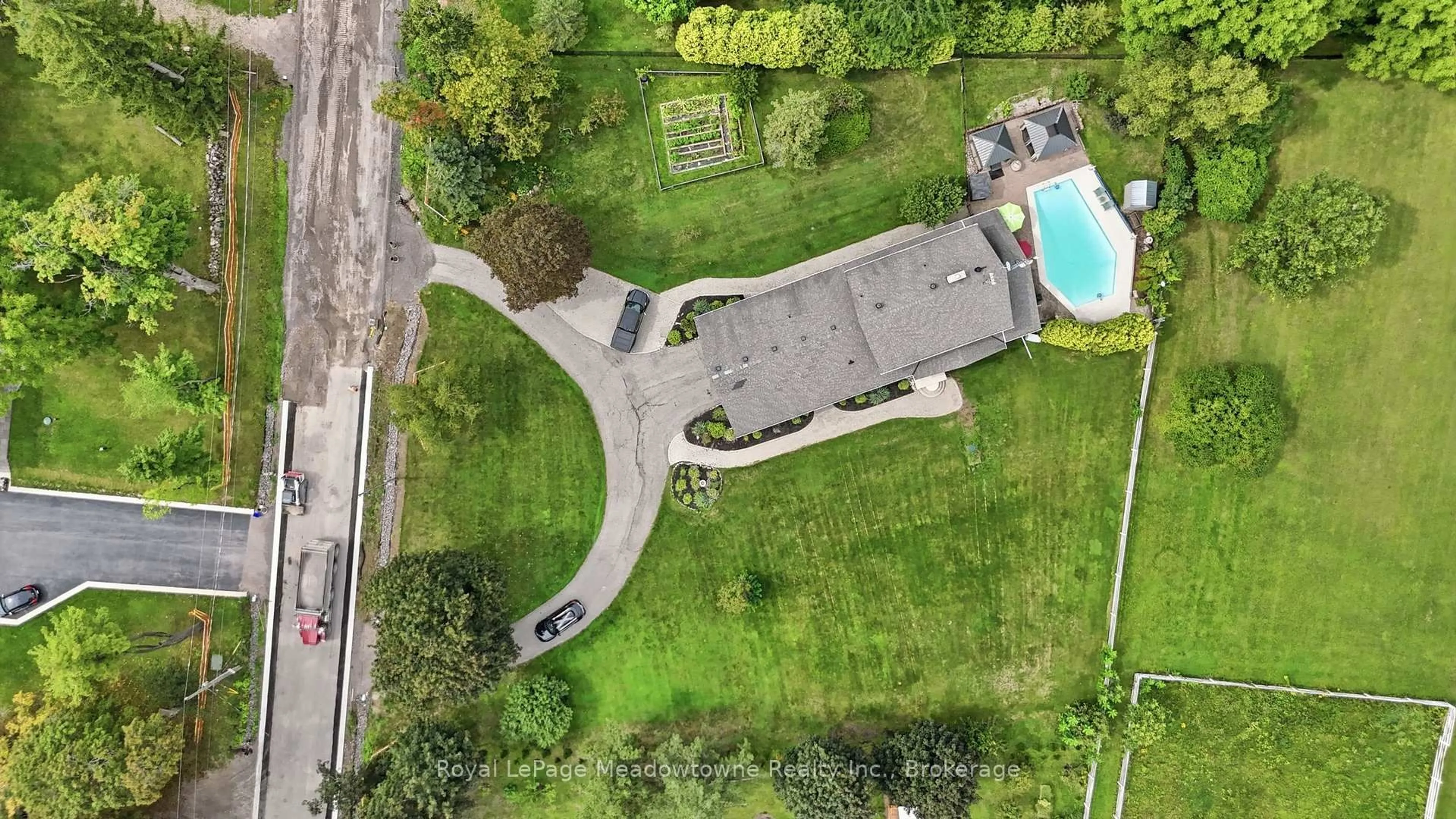 A pic from outside/outdoor area/front of a property/back of a property/a pic from drone, unknown for 7053 Appleby Line, Milton Ontario L9T 2Y1