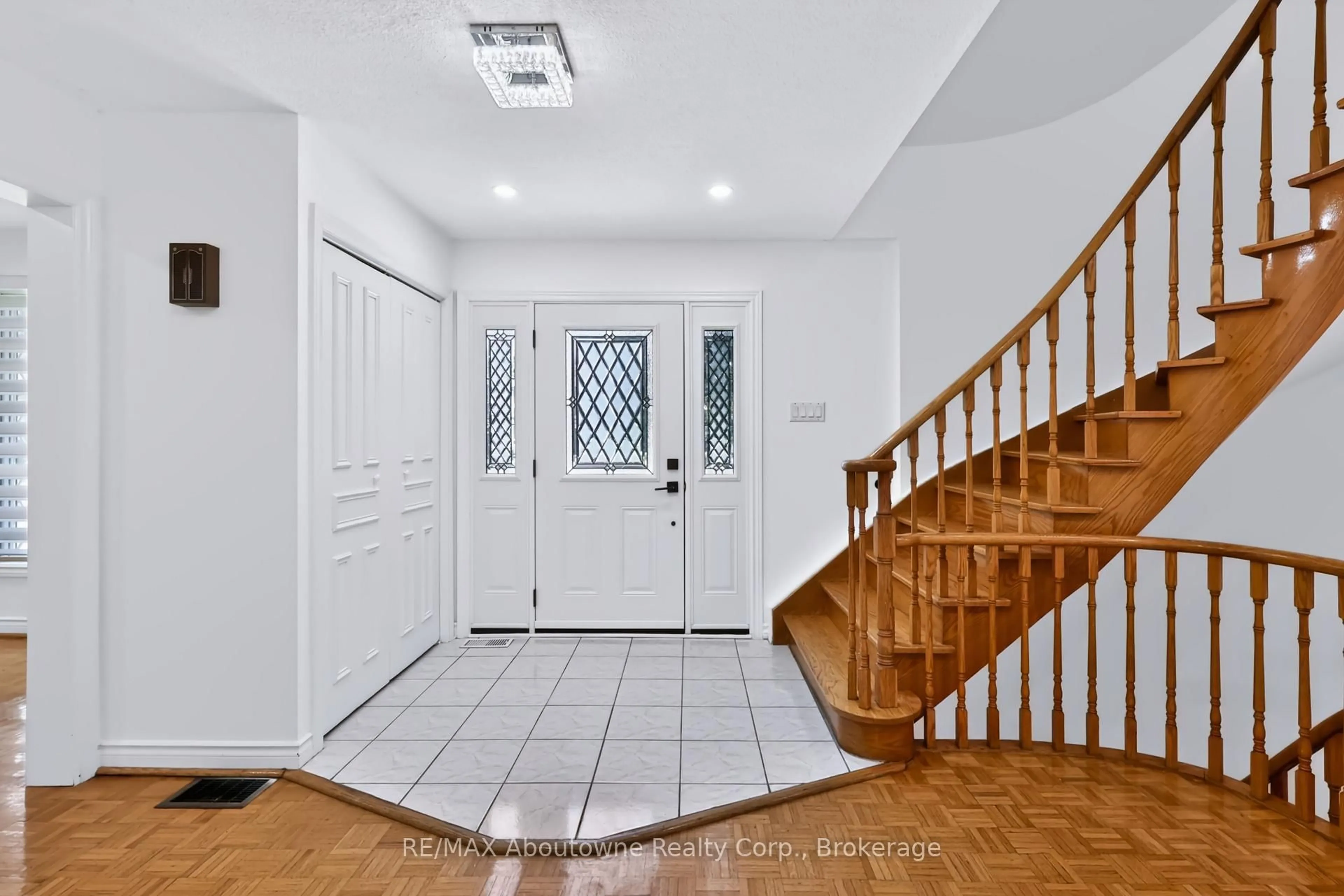 Indoor foyer for 30 Birkbank Dr, Oakville Ontario L6J 4Y9
