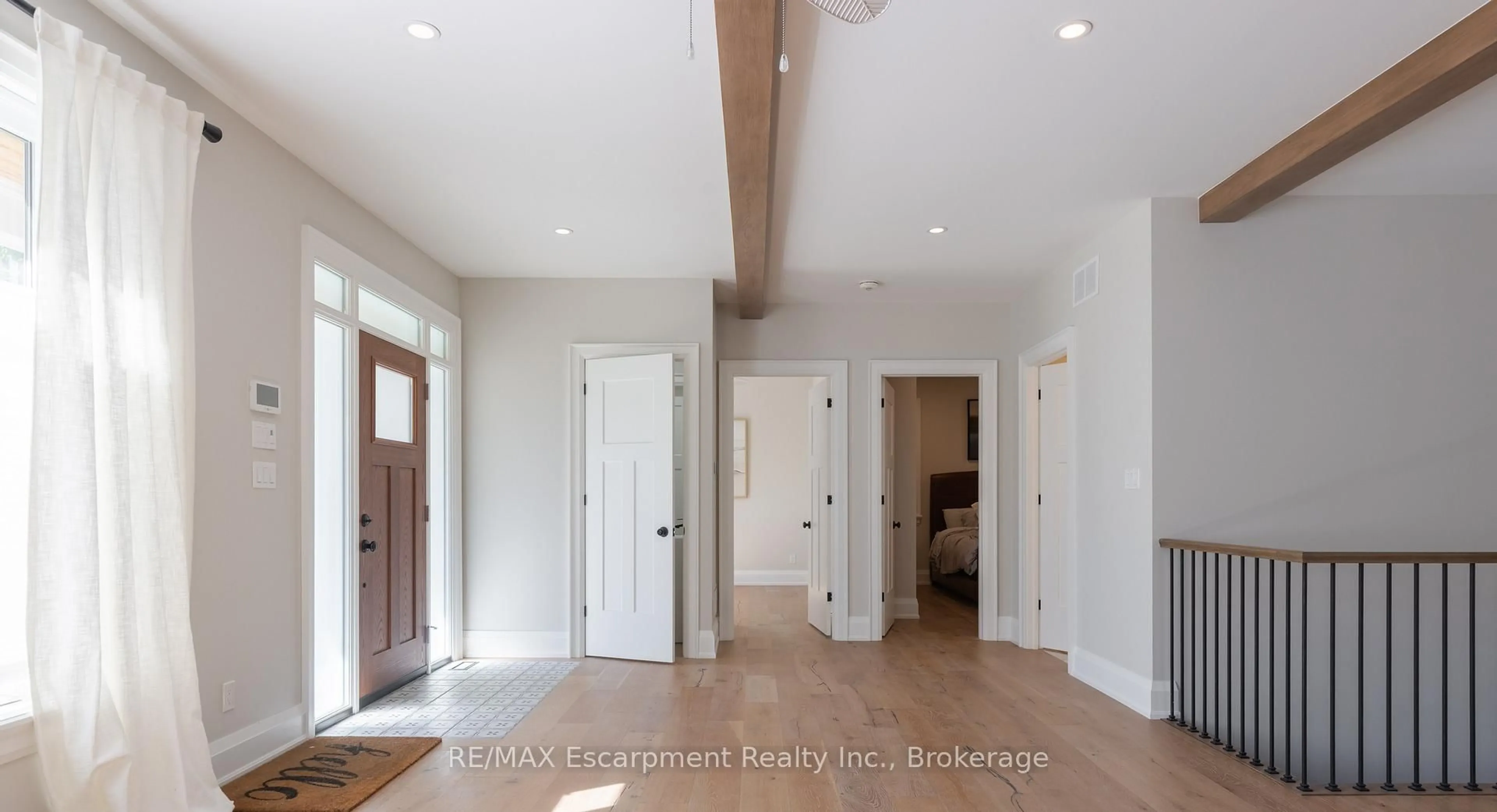 Indoor entryway for 2195 Courtland Dr, Burlington Ontario L7R 1S2