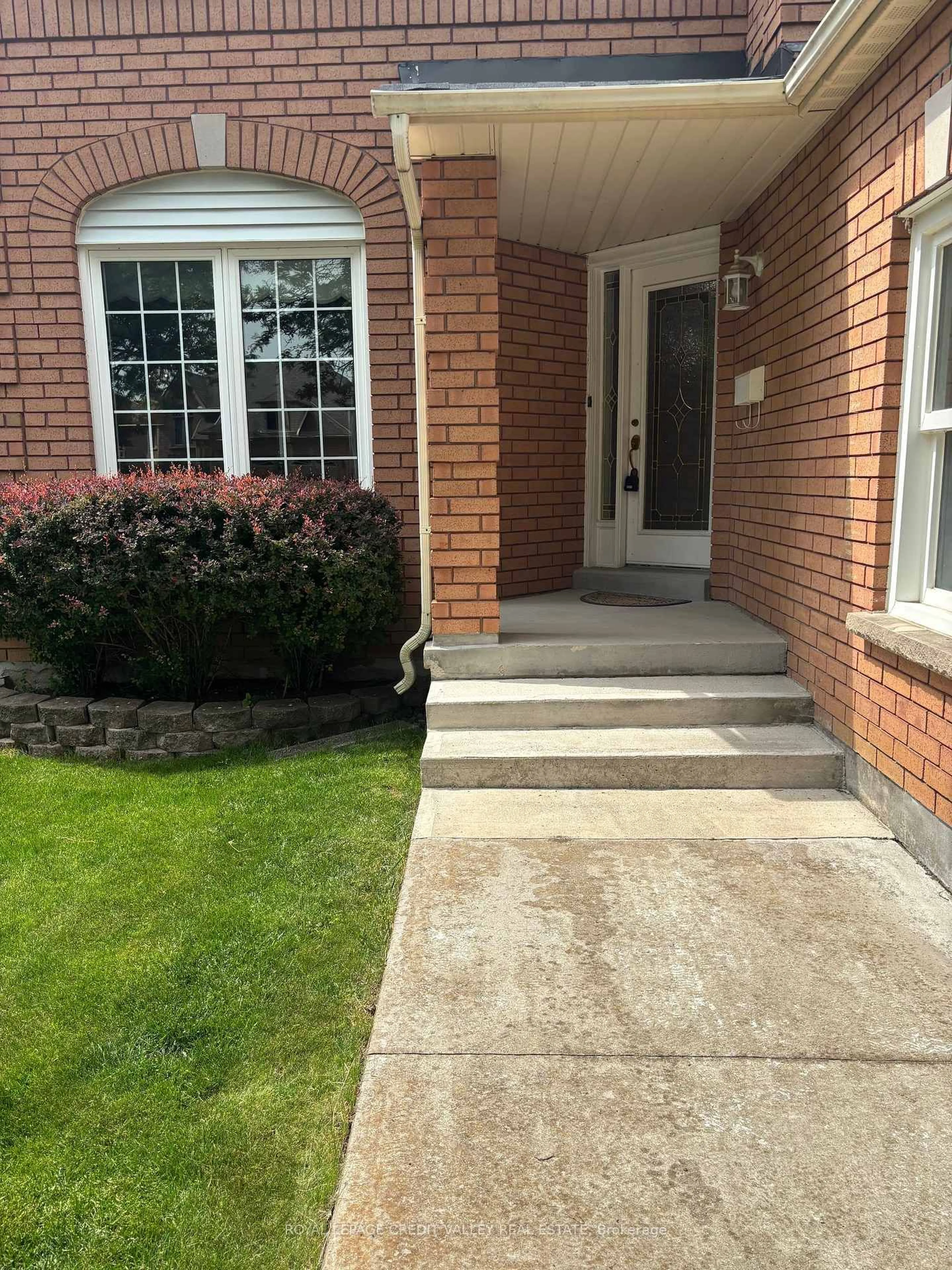 Home with brick exterior material, street for 8 Livingston Dr, Caledon Ontario L7C 1A7