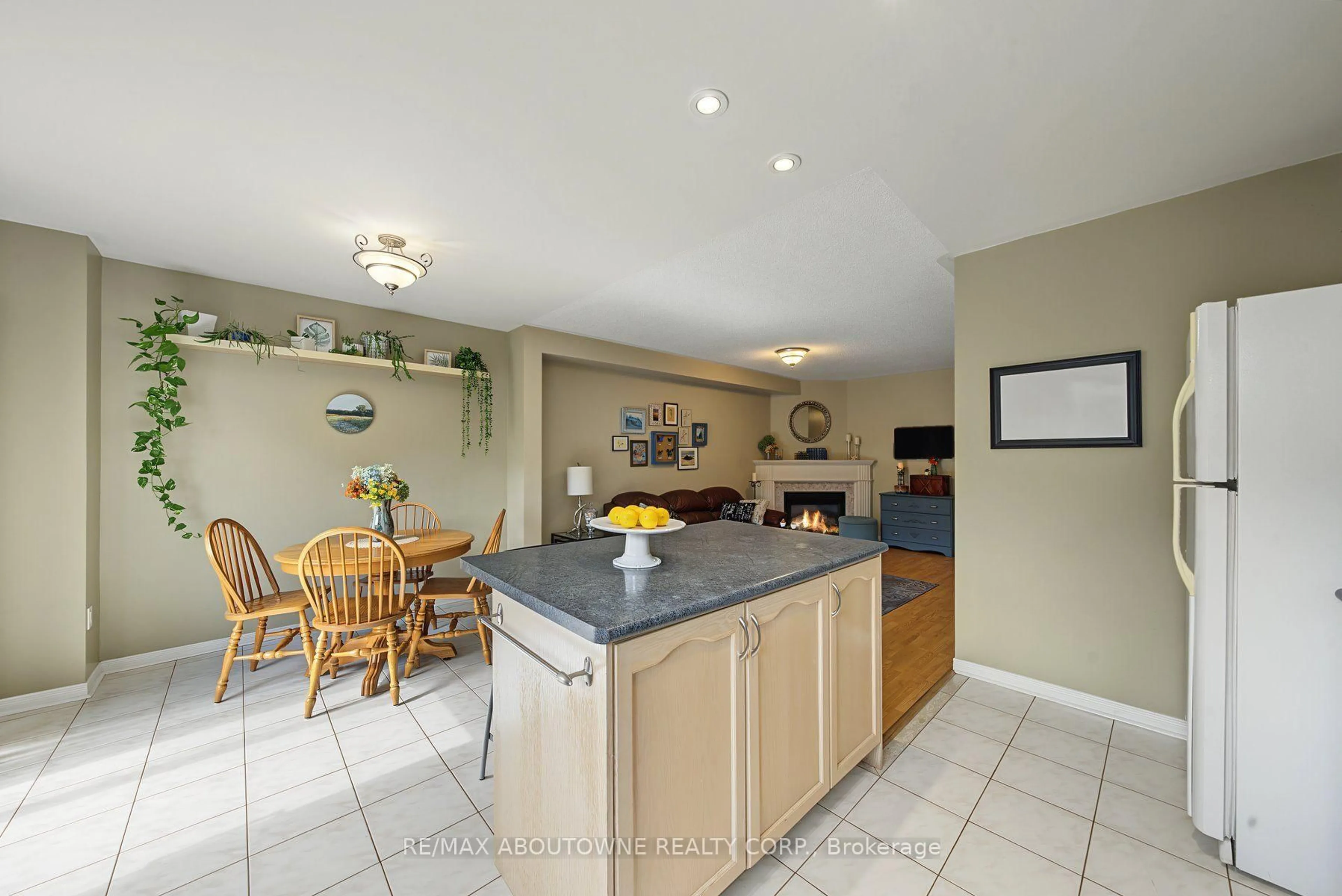 Open concept kitchen, ceramic/tile floor for 5110 Falconcrest Dr, Burlington Ontario L7L 6K5