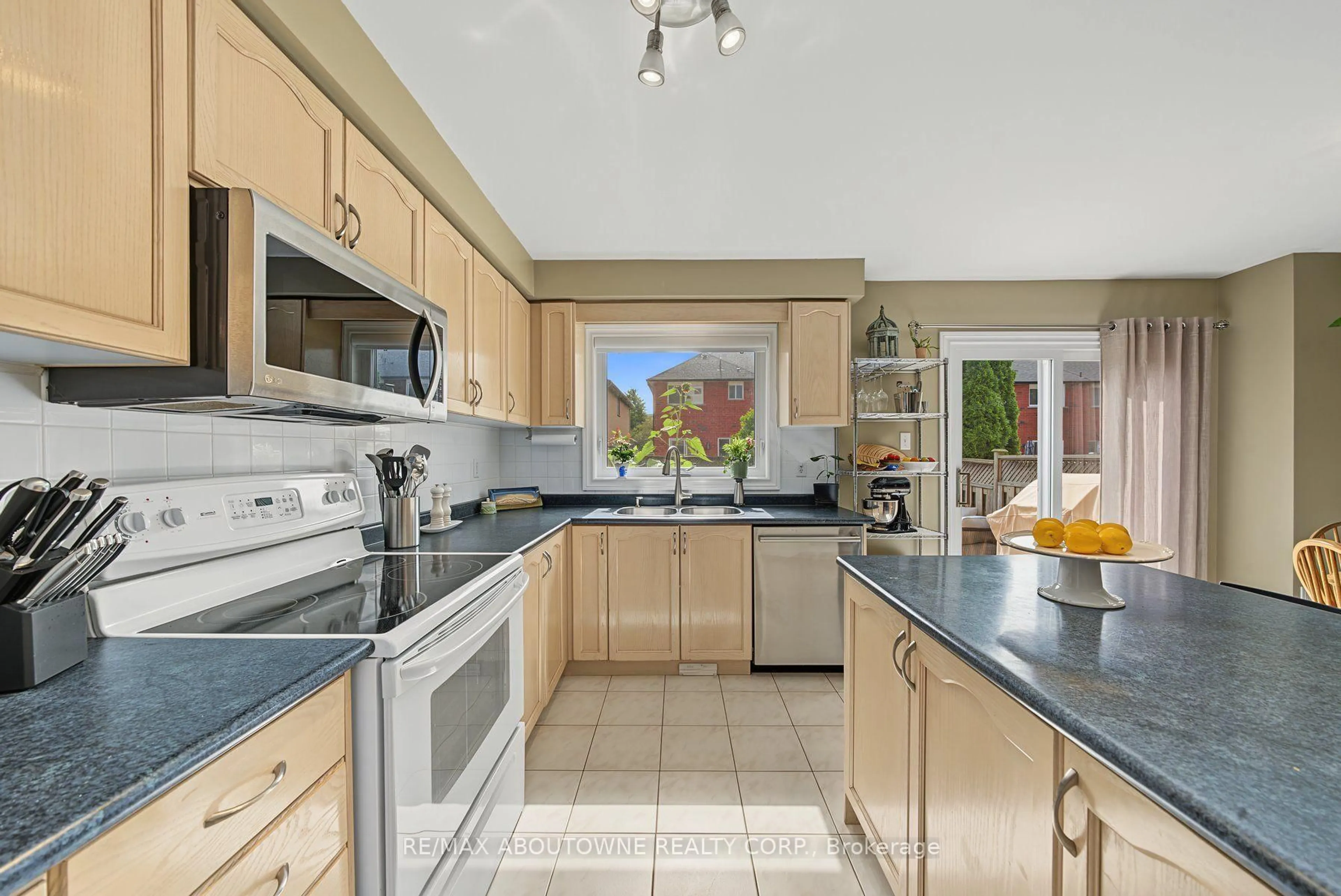 Open concept kitchen, ceramic/tile floor for 5110 Falconcrest Dr, Burlington Ontario L7L 6K5