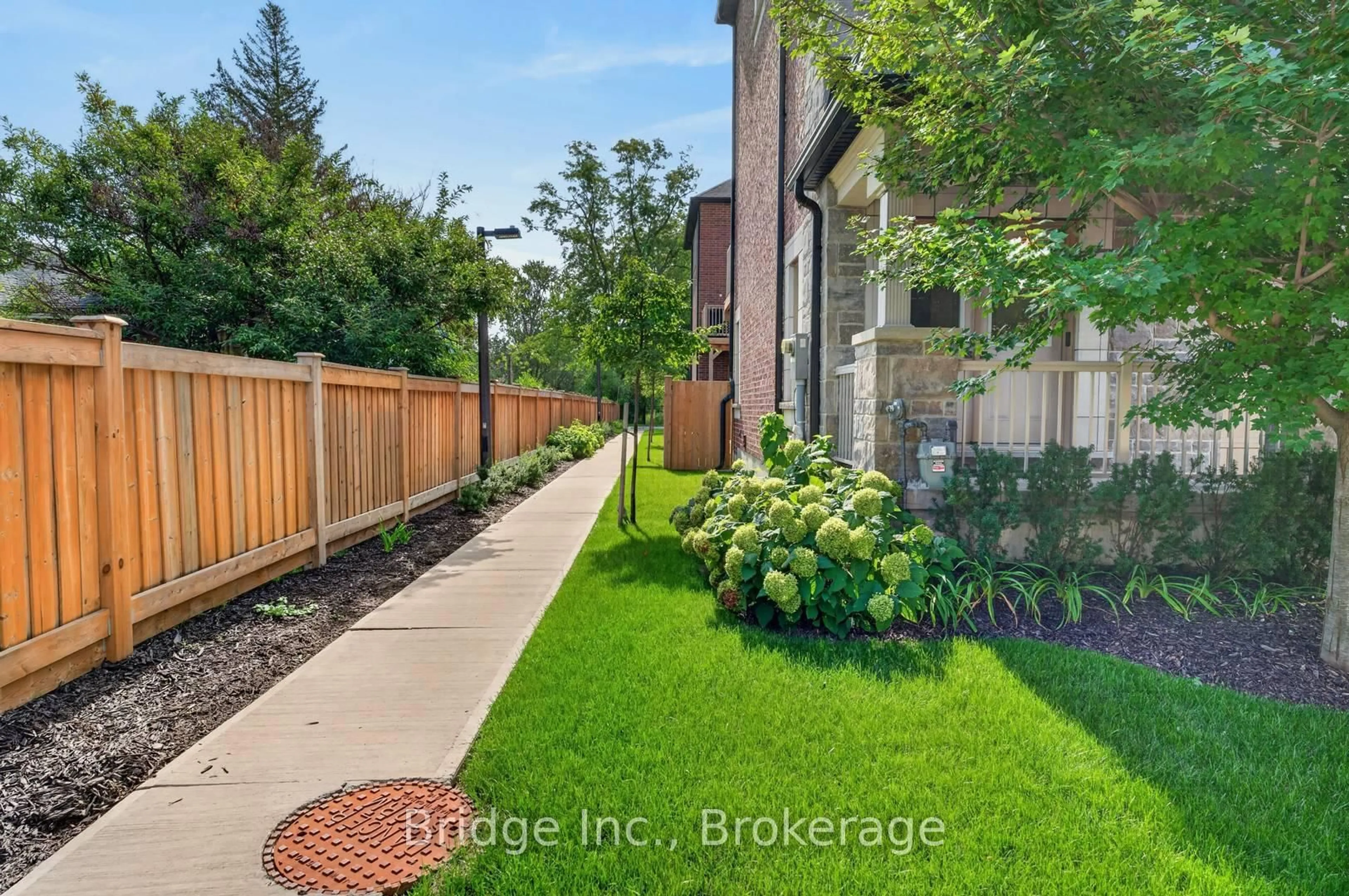 Patio, street for 2006 Lushes Ave, Mississauga Ontario L5J 1H2