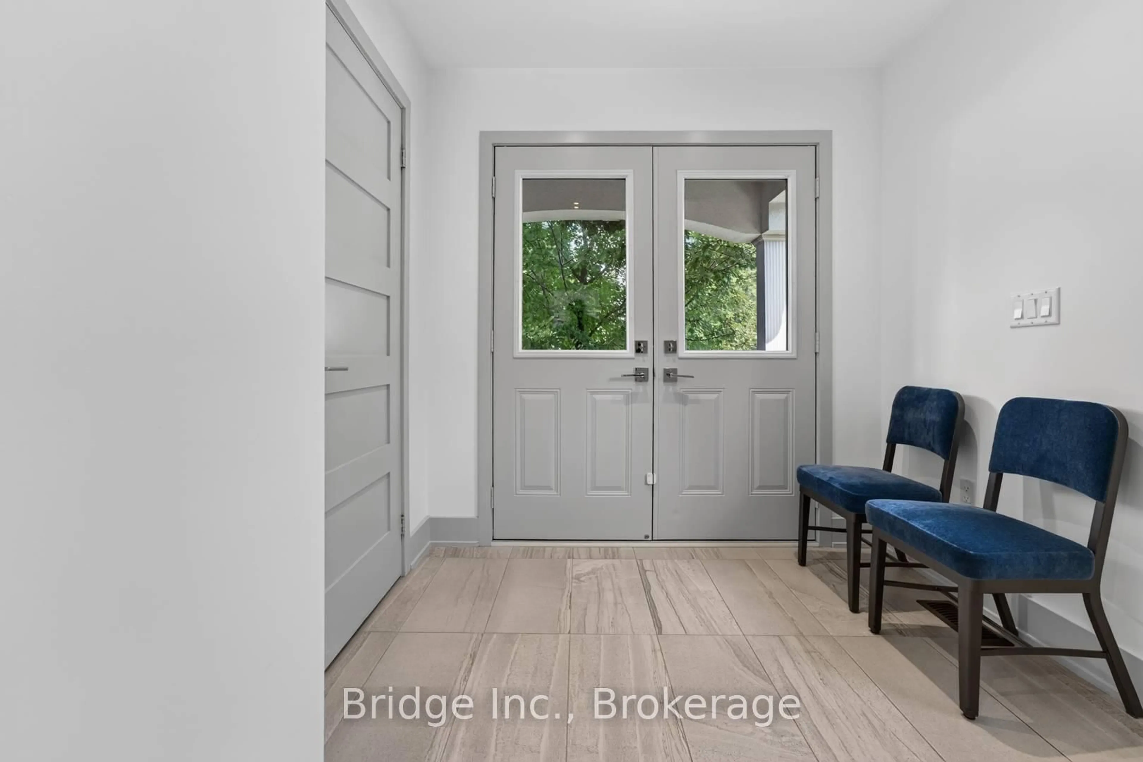 Indoor entryway for 2006 Lushes Ave, Mississauga Ontario L5J 1H2