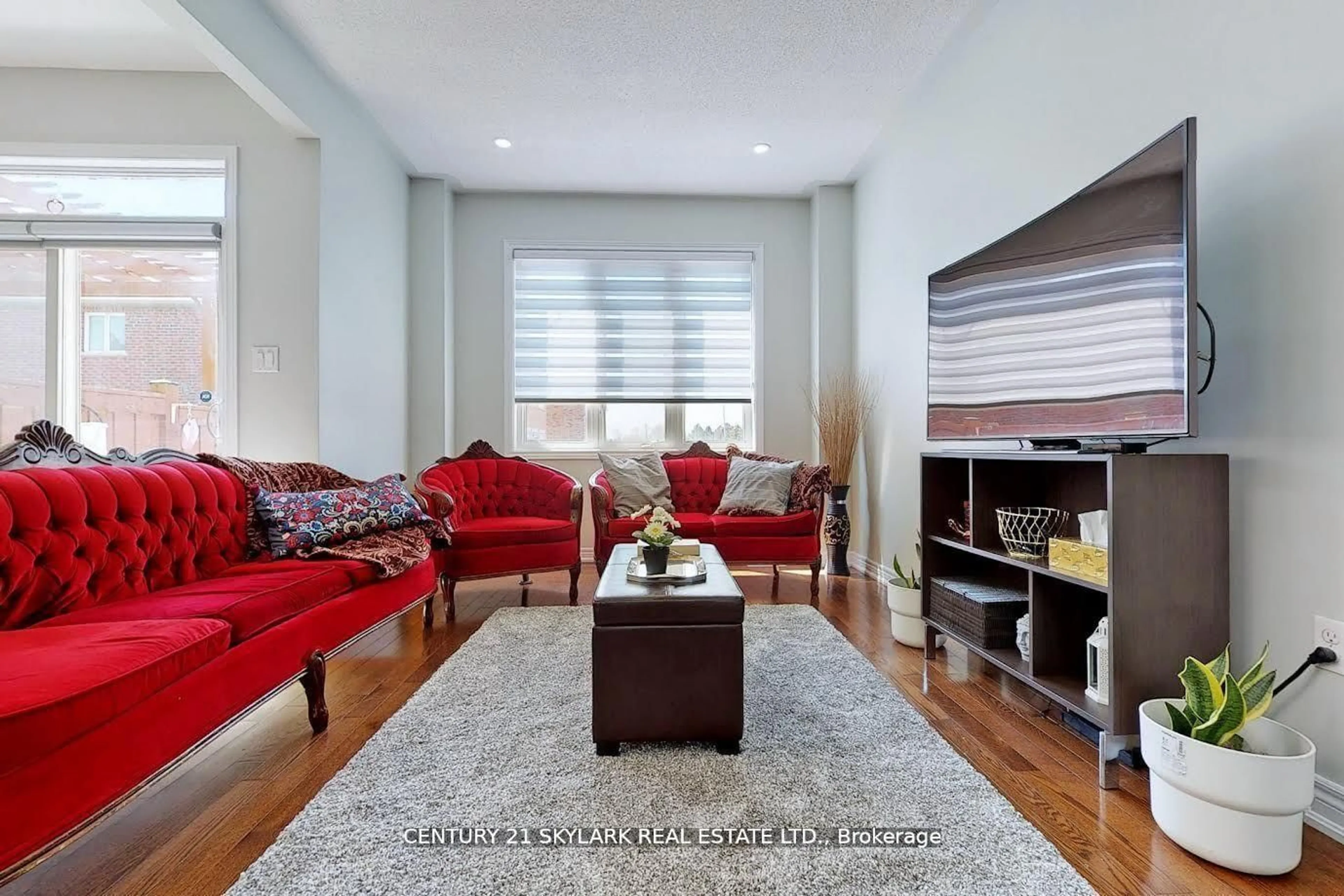 Living room with furniture, unknown for 14 Mission Ridge Tr, Brampton Ontario L6P 3A2